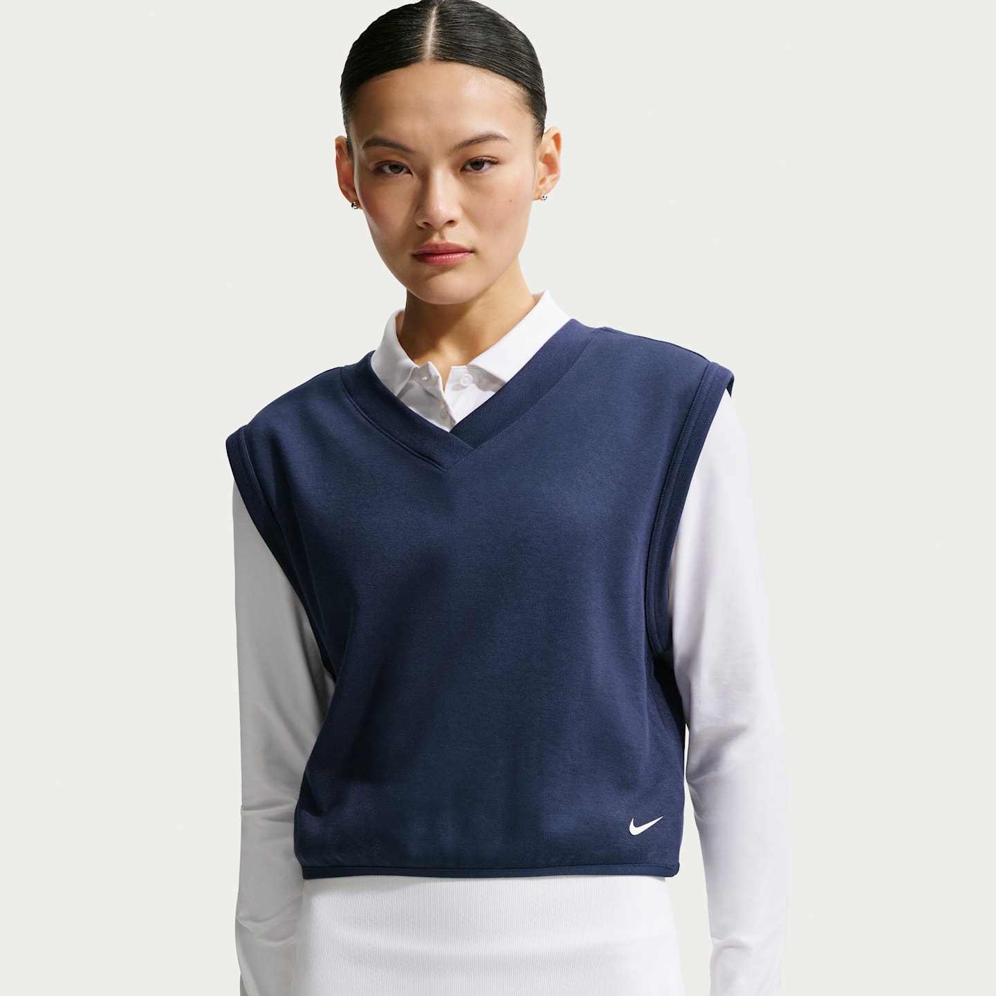 Женский жилет для гольфа Nike с V-образным вырезом, цвет: Тёмно-синий / Молочный — фото 1