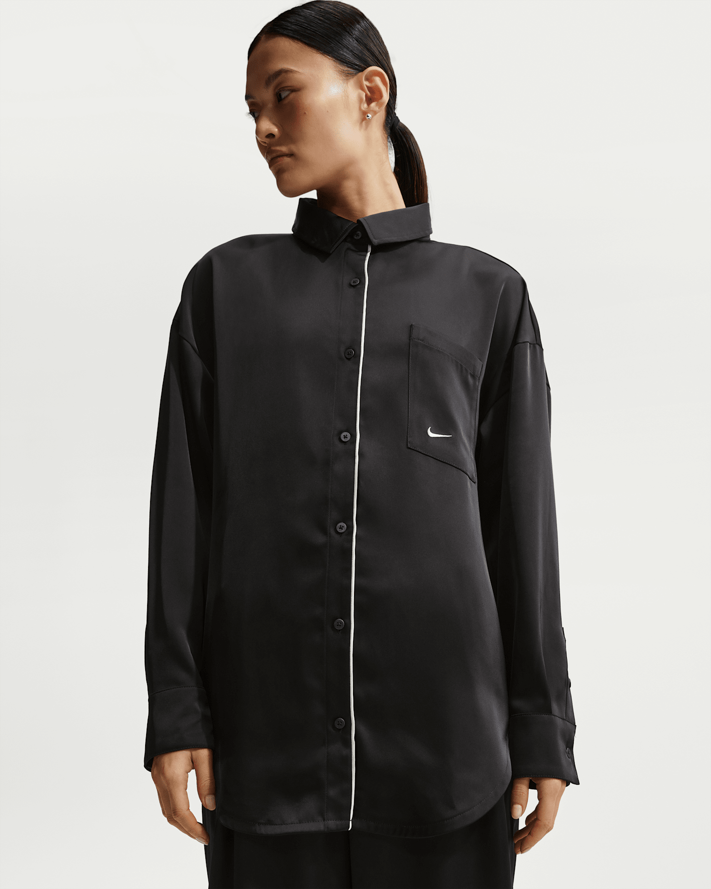 Женский атласный топ Nike Sportswear оверсайз с длинным рукавом, цвет: Чёрный / Молочный — фото 6