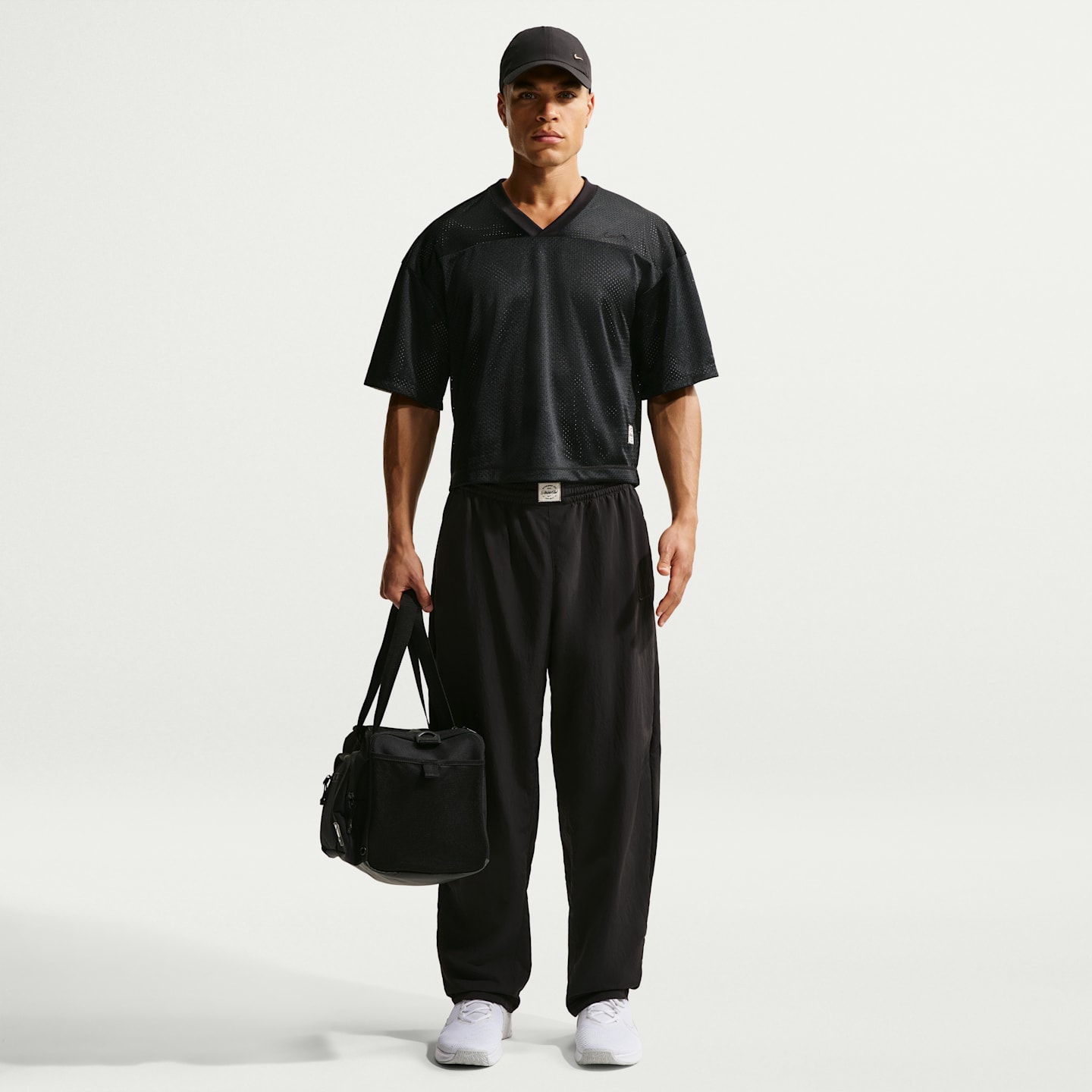 Мужская двусторонняя тренировочная футболка Nike N.A.C. Dri-FIT, цвет: Чёрный / Дымчатый серый — фото 4