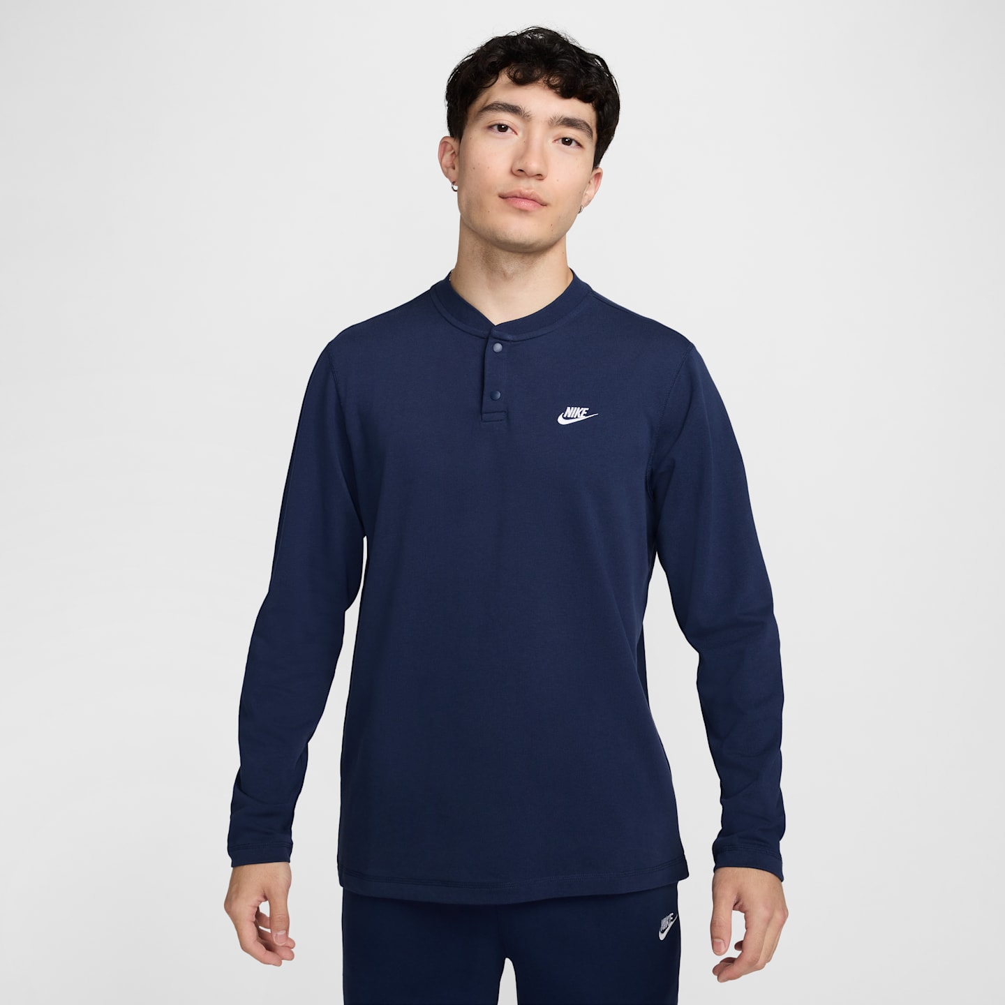 Мужская футболка-хенли с длинным рукавом Nike Club, цвет: Тёмно-синий / Белый — фото 1