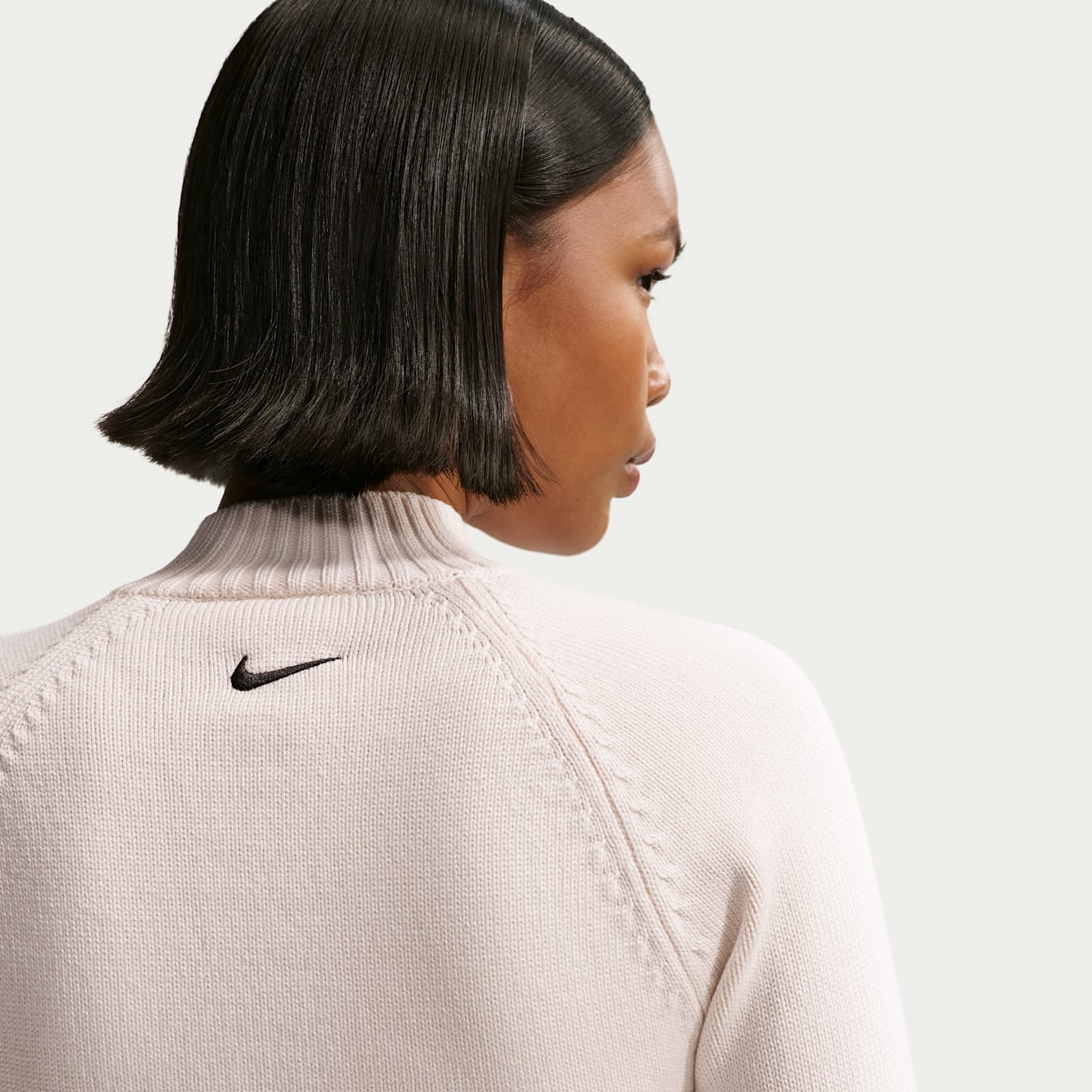 Женский облегающий свитер Nike Sportswear с принтом на молнии, цвет: Меловой / Чёрный — фото 2