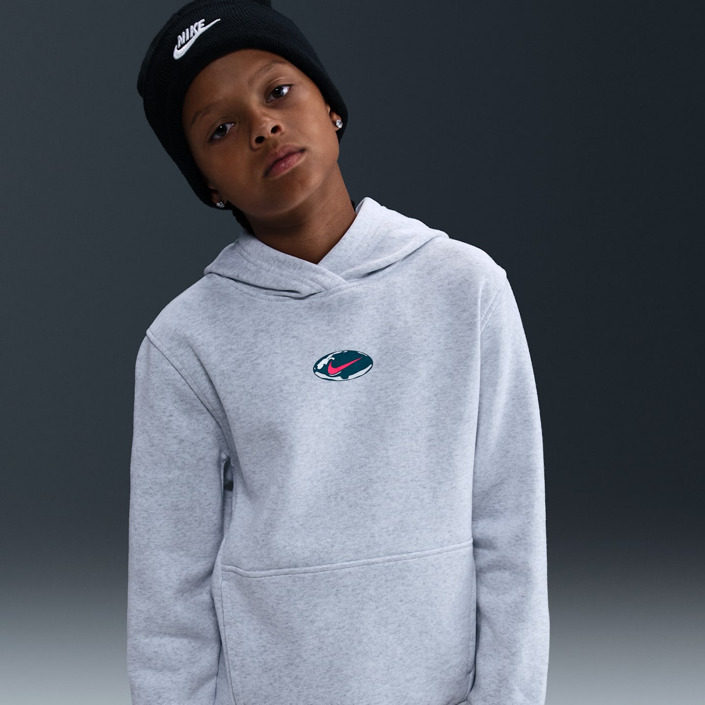 Детское худи Nike Sportswear Club Fleece, цвет: Берёзовый меланжевый / Малиновый — фото 3