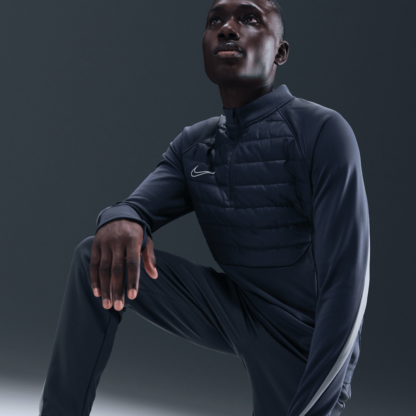 Мужской топ Nike Academy Winter Warrior Therma-FIT 1/2-Zip Soccer, цвет: Синий / Холодный серый — фото 3