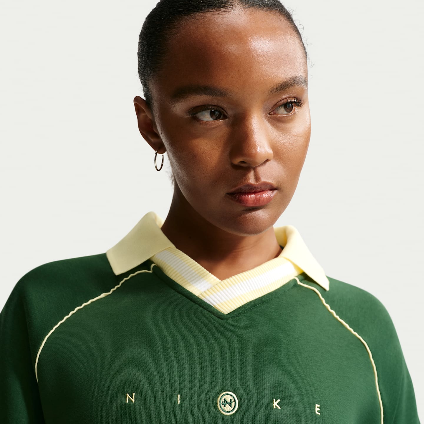 Женский топ Nike Sportswear Phoenix Fleece Oversized Graphic Polo, цвет: Алебастровый — фото 3