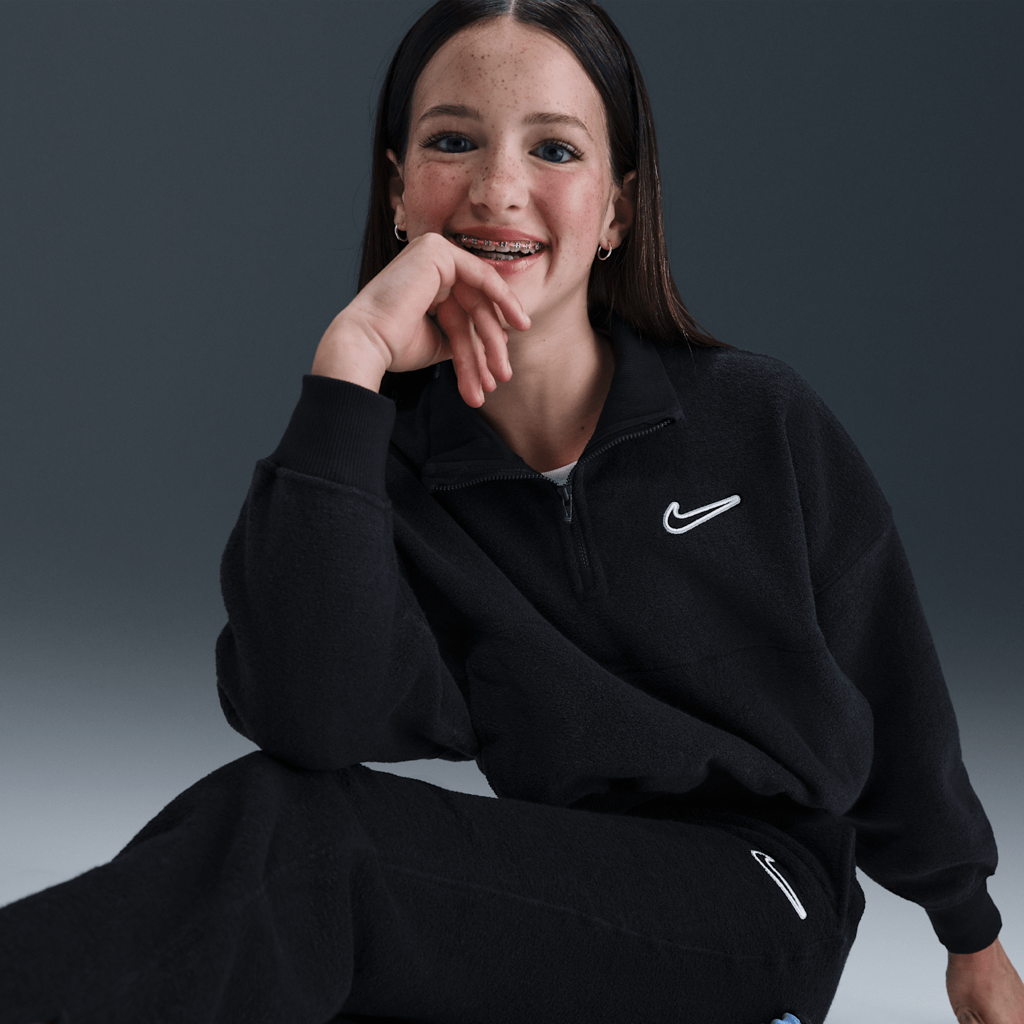 Детский флисовый топ для девочек Nike Sportswear с длинным рукавом, цвет: Чёрный / Белый — фото 3