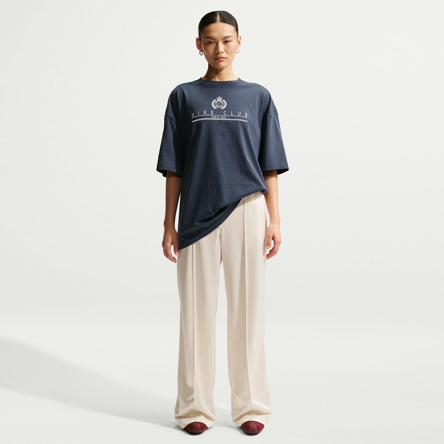 Женская футболка Nike Sportswear Classic Oversized Short-Sleeve T-Shirt, цвет: Синий / Молочный — фото 4