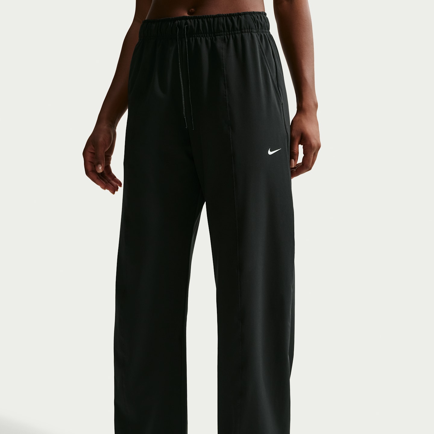 Женские тканые широкие брюки Nike One Dri-FIT, цвет: Чёрный / Белый — фото 2