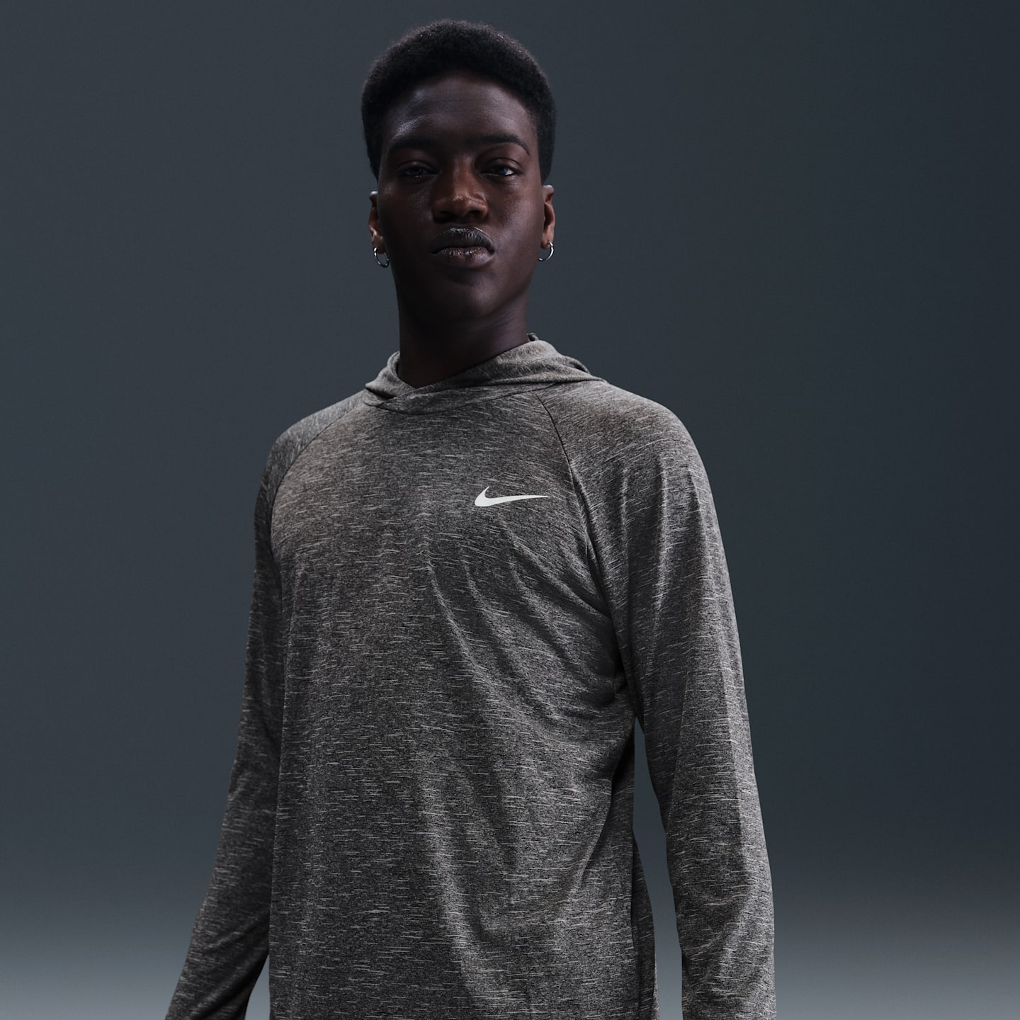 Мужской плавательный топ Nike Swim Hydroguard Essential Dri-FIT UV с капюшоном, цвет: Чёрный — фото 1