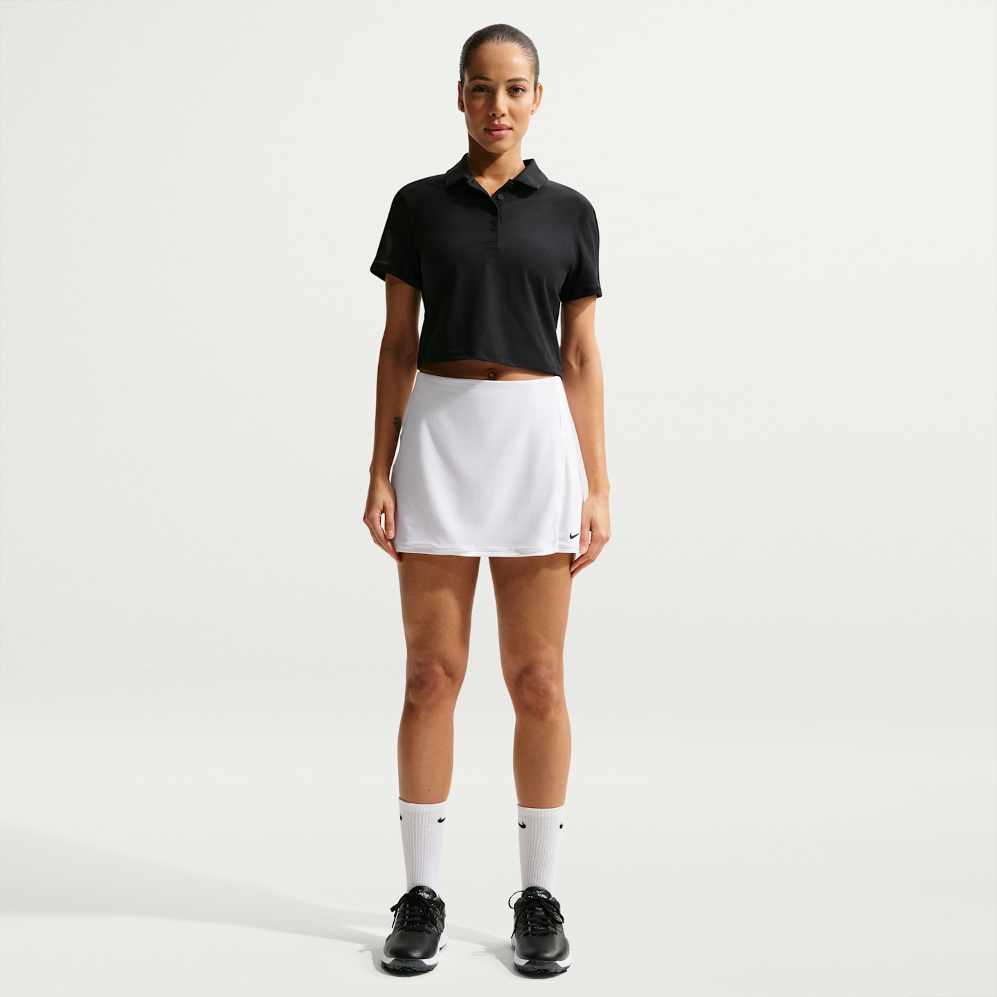 Женское укороченное поло для гольфа Nike Victory Dri-FIT с коротким рукавом, цвет: Чёрный / Белый — фото 4