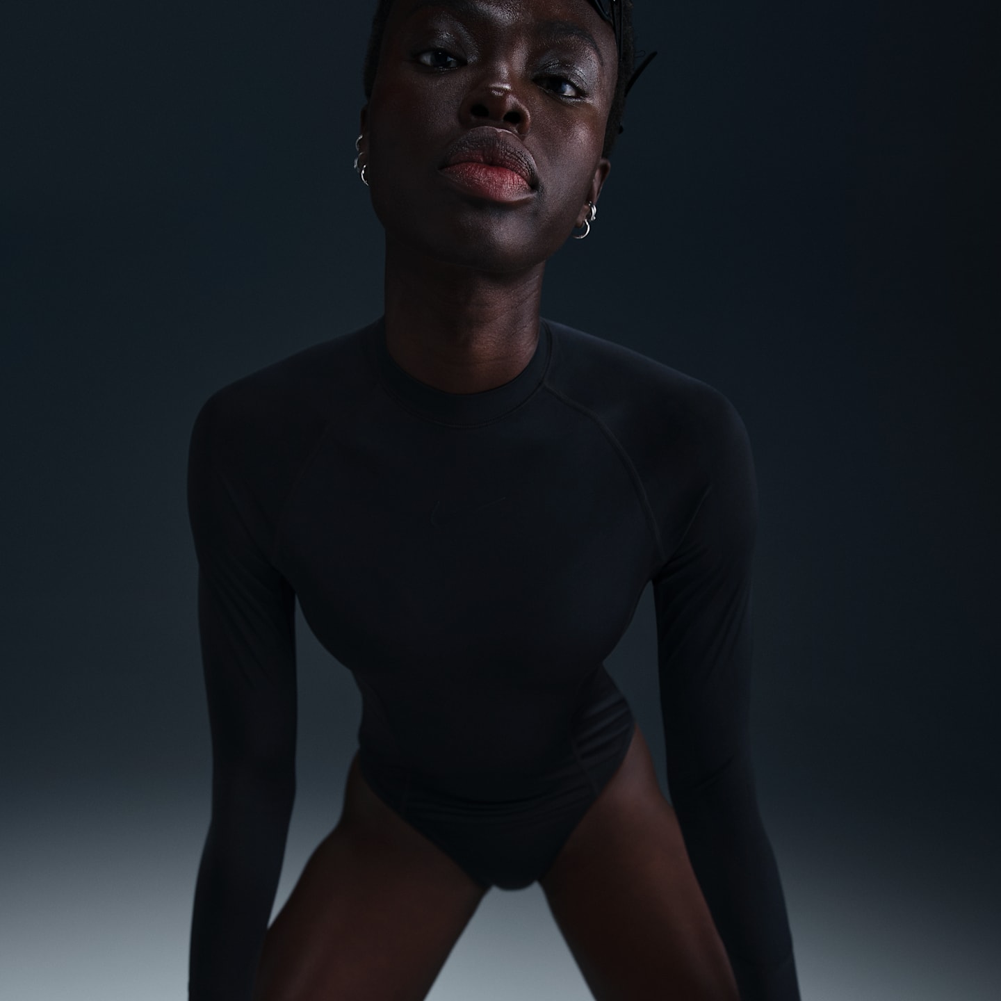 Женский слитный купальник Nike Swim Hydralock Fusion с длинным рукавом, цвет: Чёрный — фото 2