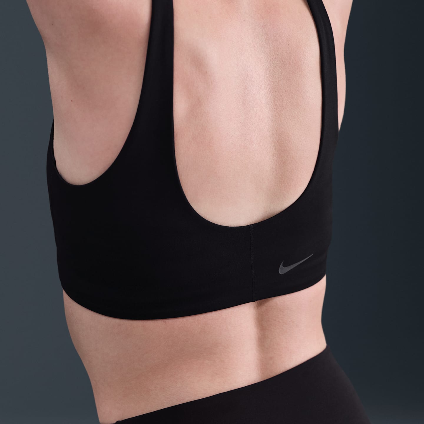 Спортивное бра, уплотнённая чашка, лёгкая поддержка — Nike, цвет: Чёрный / Серый — фото 2