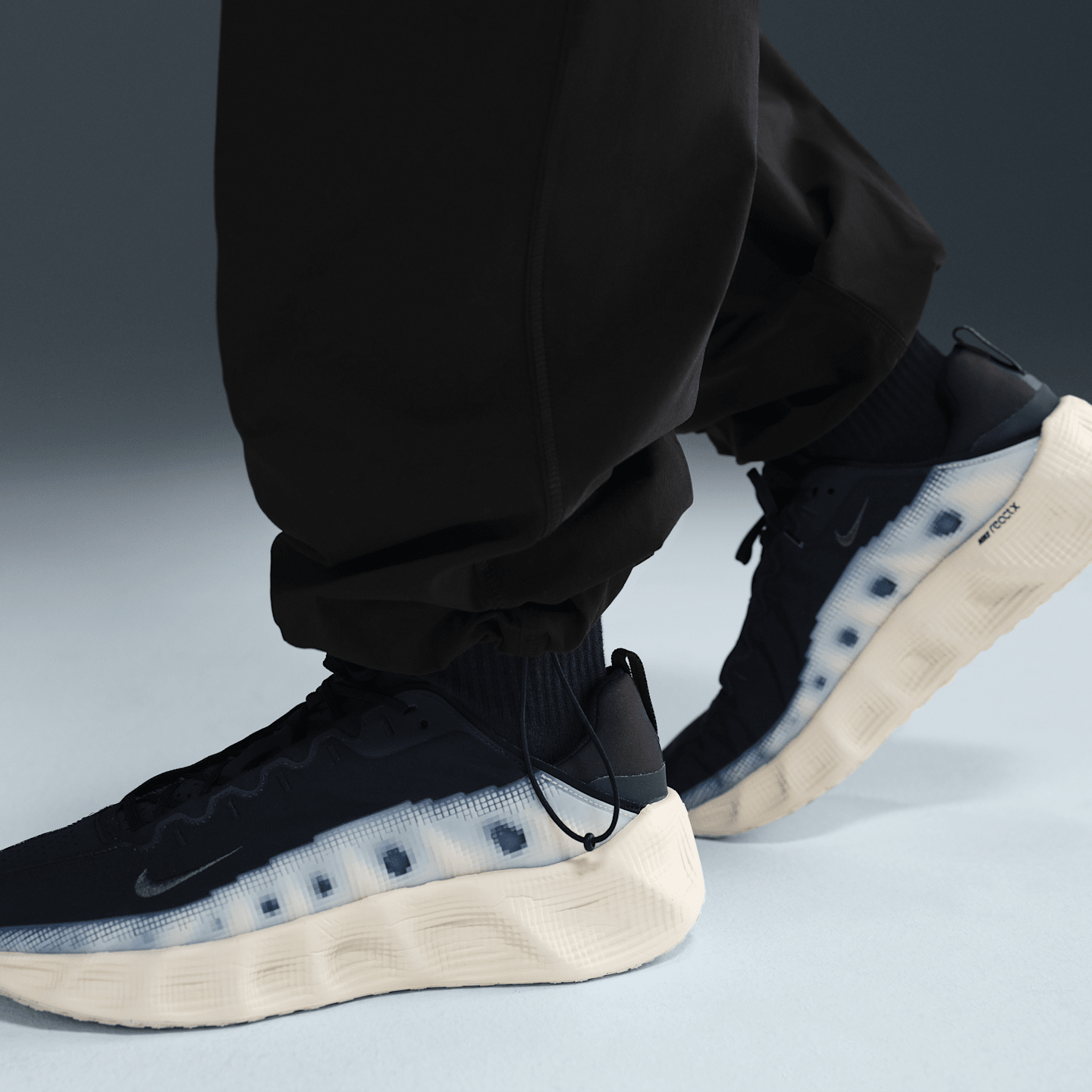 Мужские брюки Nike Tech Dri-FIT Woven оверсайз в стиле колор-блок, цвет: Чёрный / Обсидиановый — фото 6
