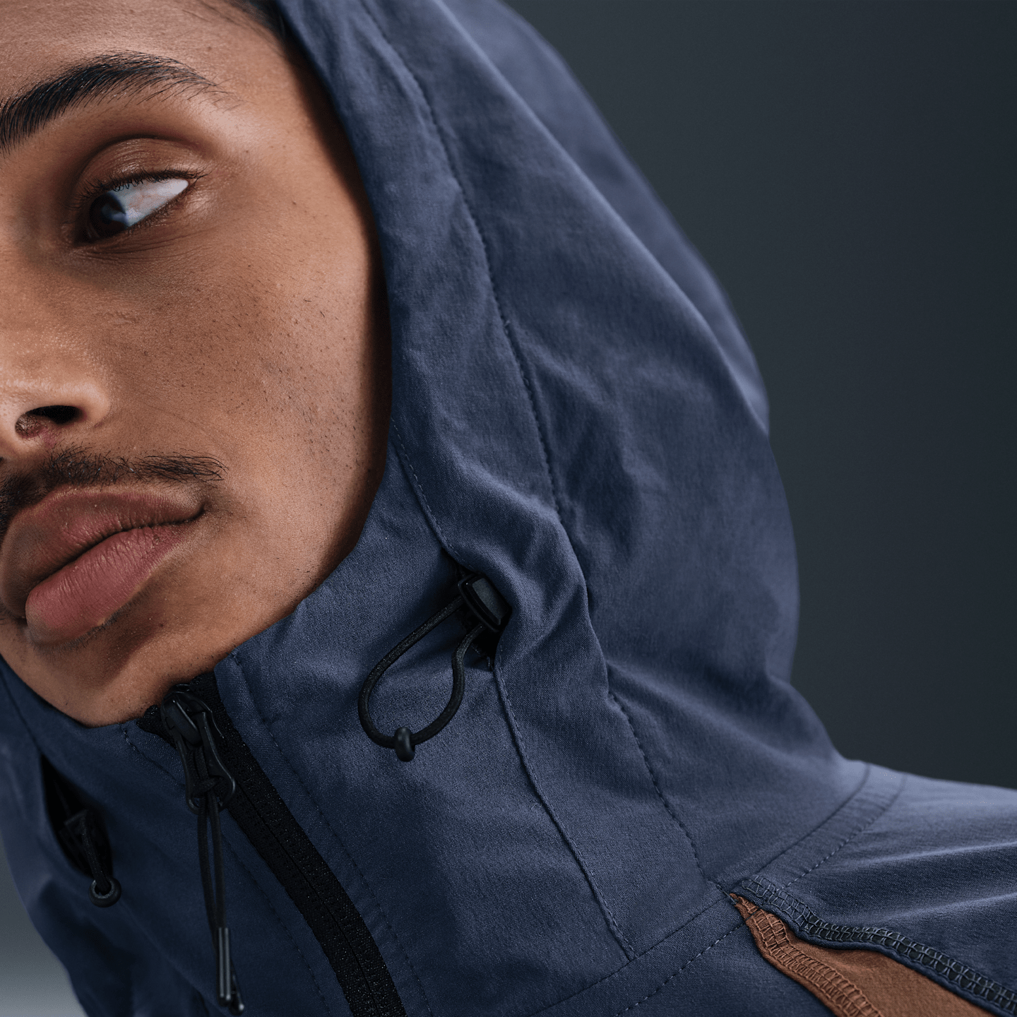 Мужская ветровка Nike Tech Dri-FIT Woven Windrunner свободного кроя в стиле колор-блок, цвет: Синий / Коричневый — фото 7