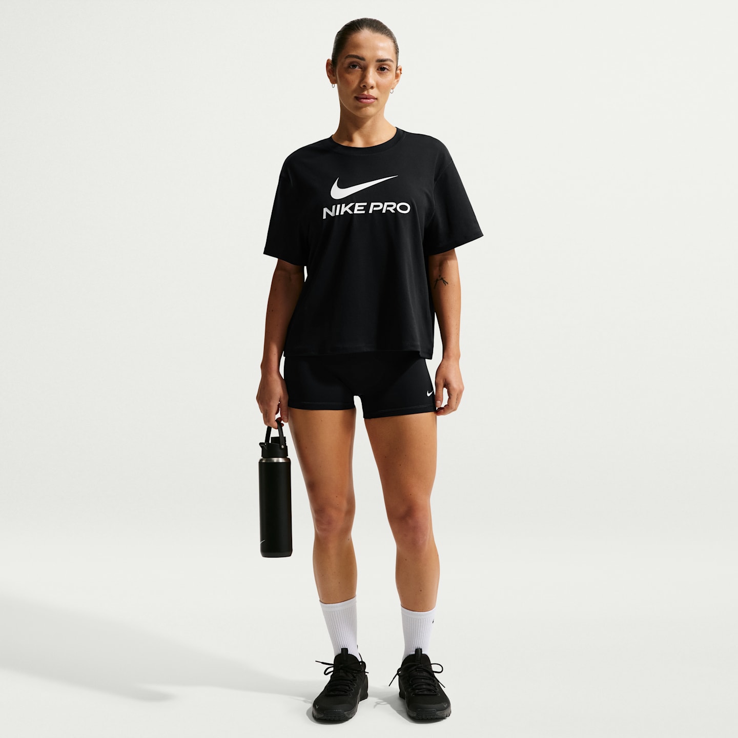 Женская футболка Nike Pro свободного кроя, цвет: Чёрный / Белый — фото 4