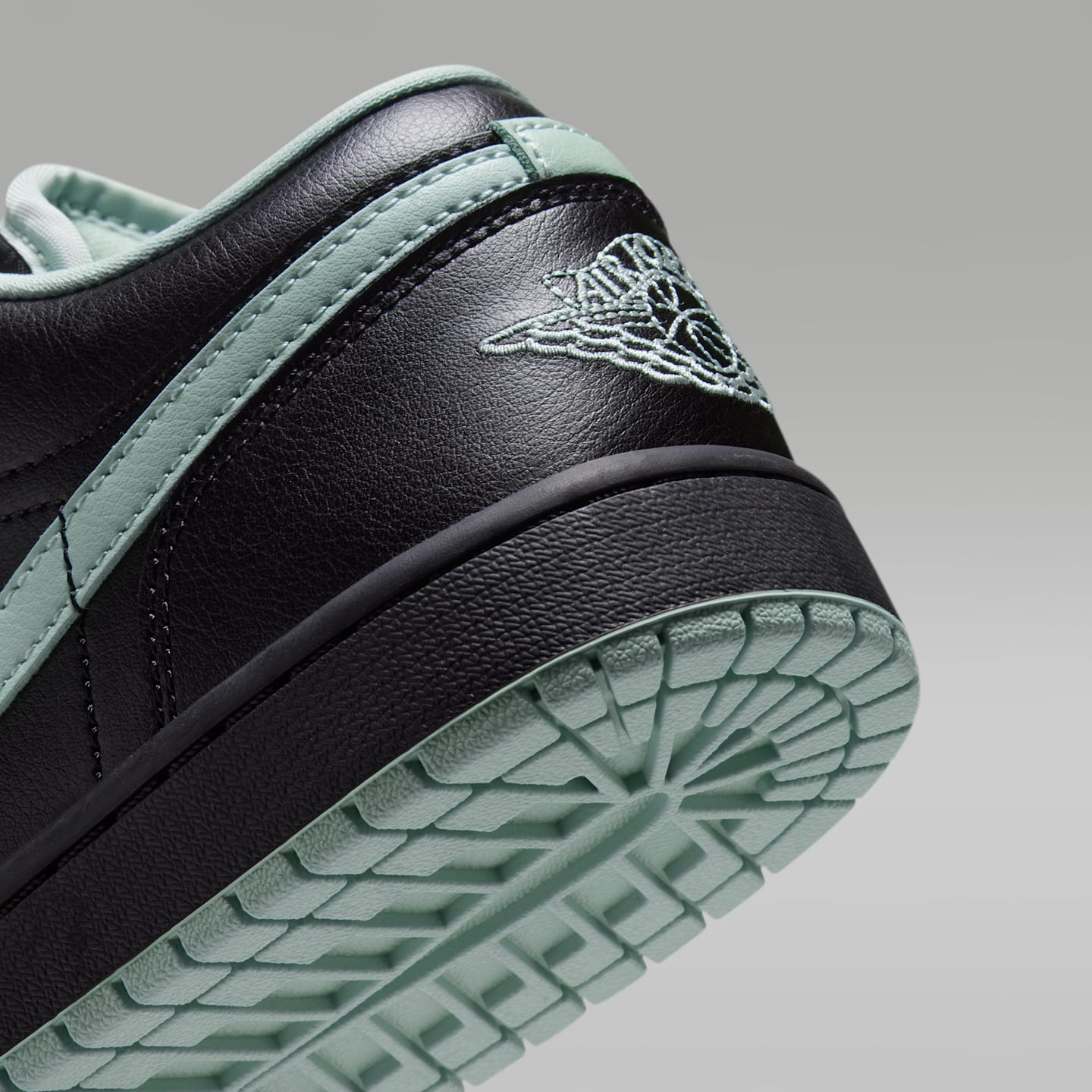 Женские кроссовки Air Jordan 1 Low, цвет: Чёрный / Фисташковый — фото 8