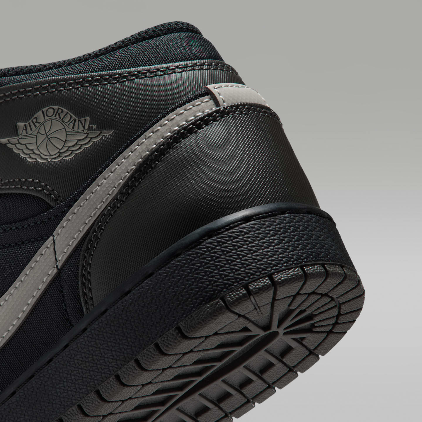 Детские кроссовки Jordan Air Jordan 1 Mid Utility, цвет: Чёрный / Еловый туманный — фото 8