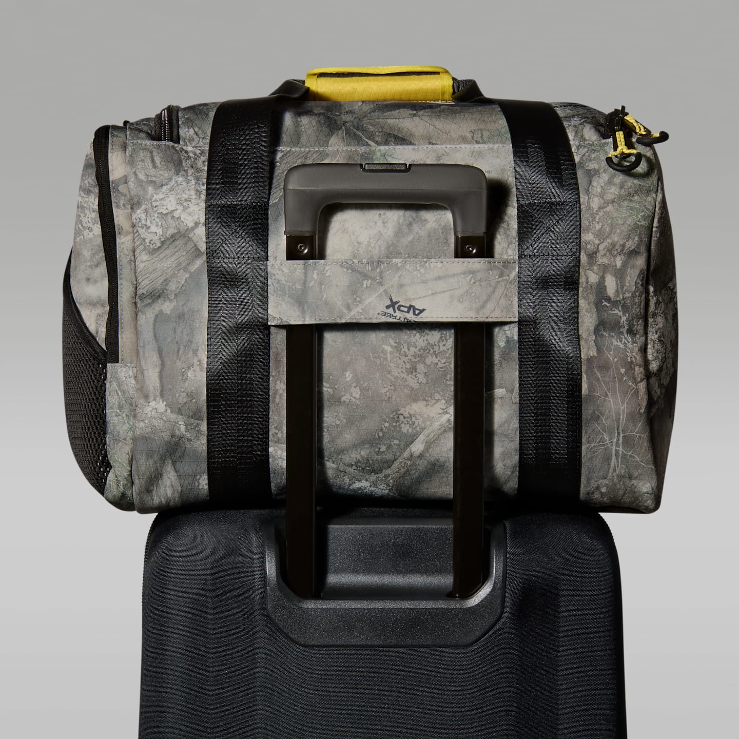 Женская сумка Jordan Collectors Gym Duffel (45.7L), цвет: Камуфляжный зелёный — фото 9