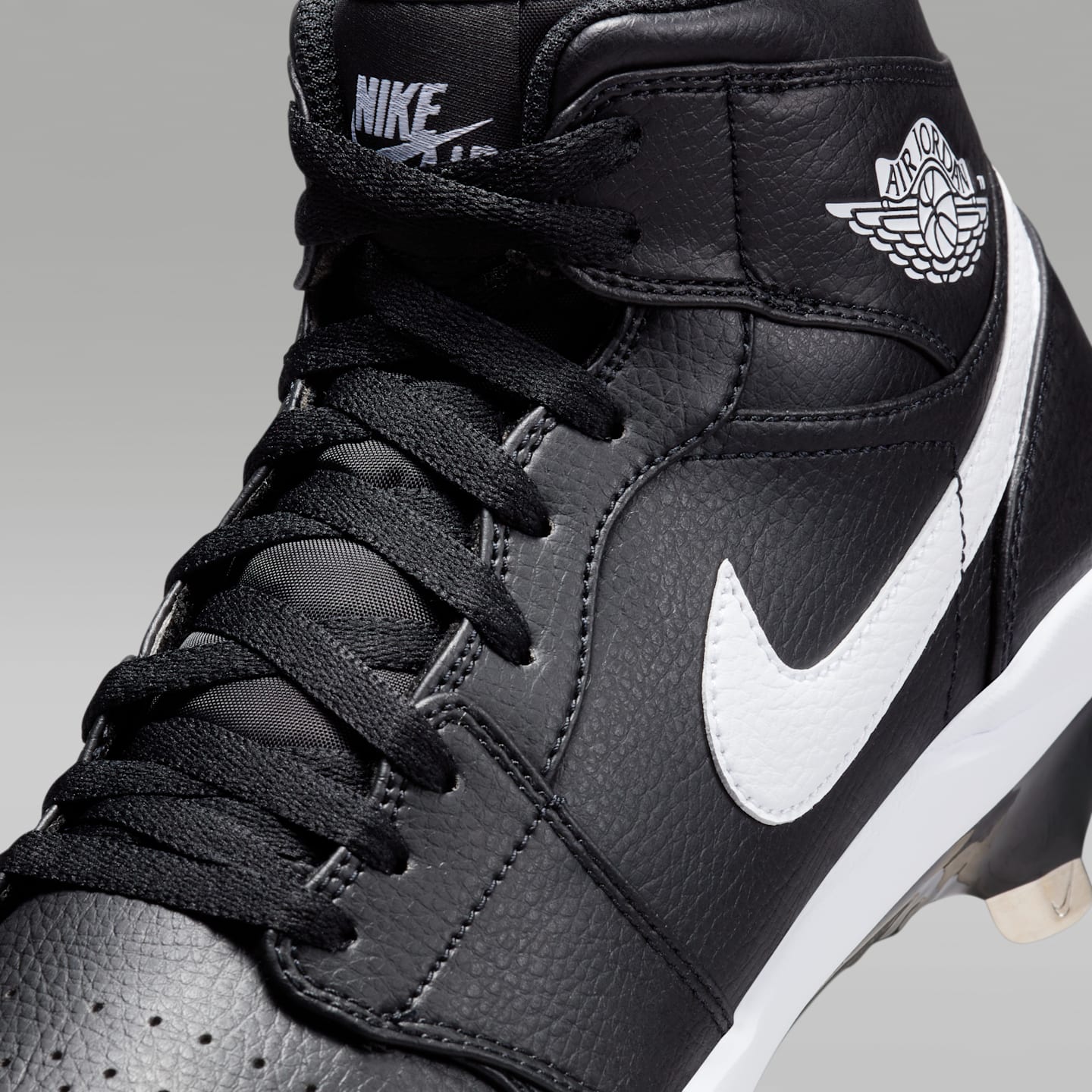 Мужские бутсы Jordan 1 Retro Metal Baseball Cleats, цвет: Чёрный / Белый — фото 8