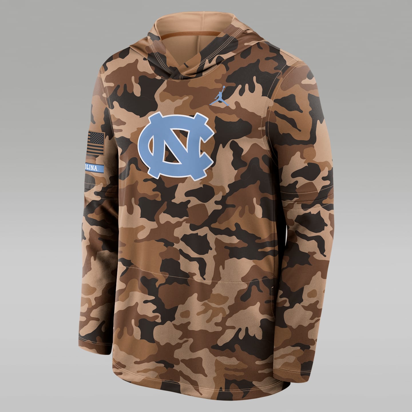 Мужской топ Jordan North Carolina Military Appreciation Dri-FIT College Long-Sleeve Hooded, цвет: Пустынный камуфляжный — фото 1