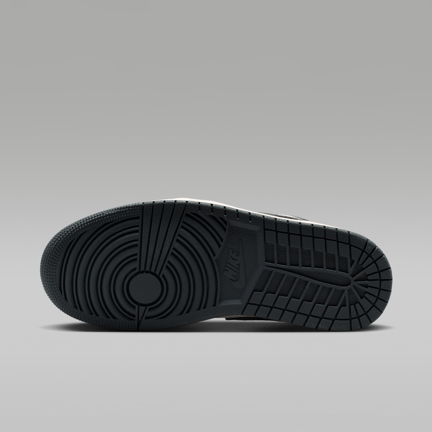 Женские кроссовки Jordan Air Jordan 1 Low SE, цвет: Антрацитовый / Молочный — фото 2