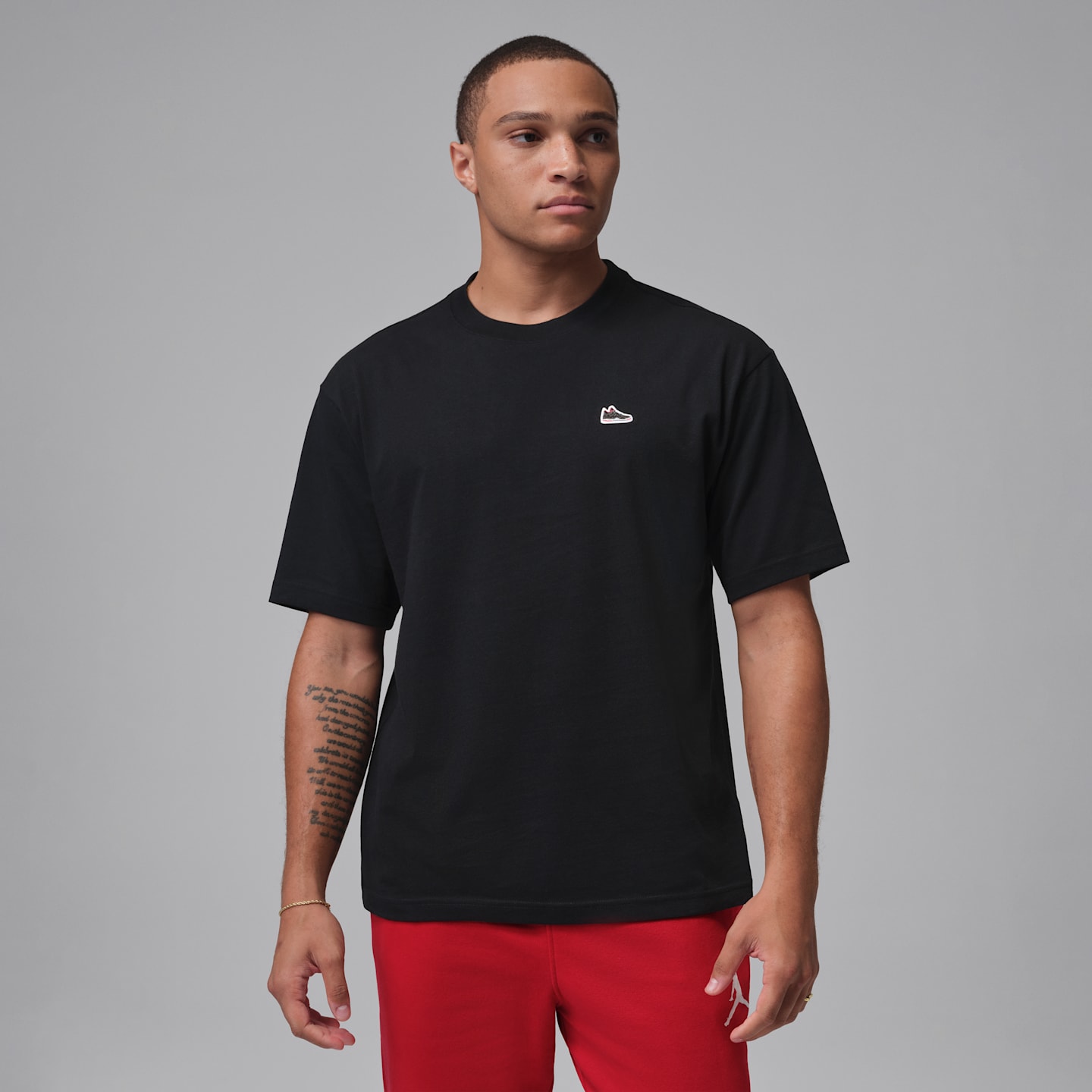 Мужская футболка Jordan с нашивкой-кроссовком, цвет: Чёрный — фото 1
