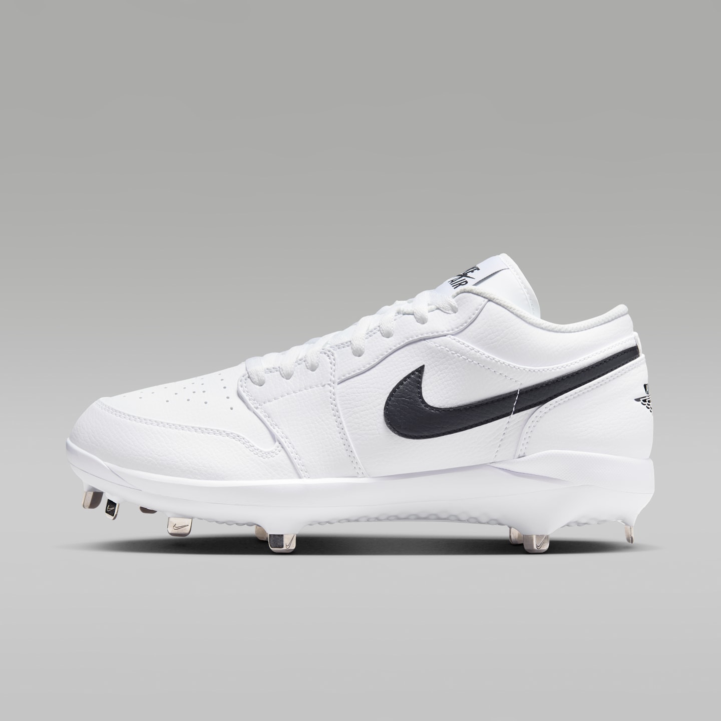 Мужские бутсы Jordan 1 Retro Low Metal Baseball Cleats, цвет: Белый / Чёрный — фото 1