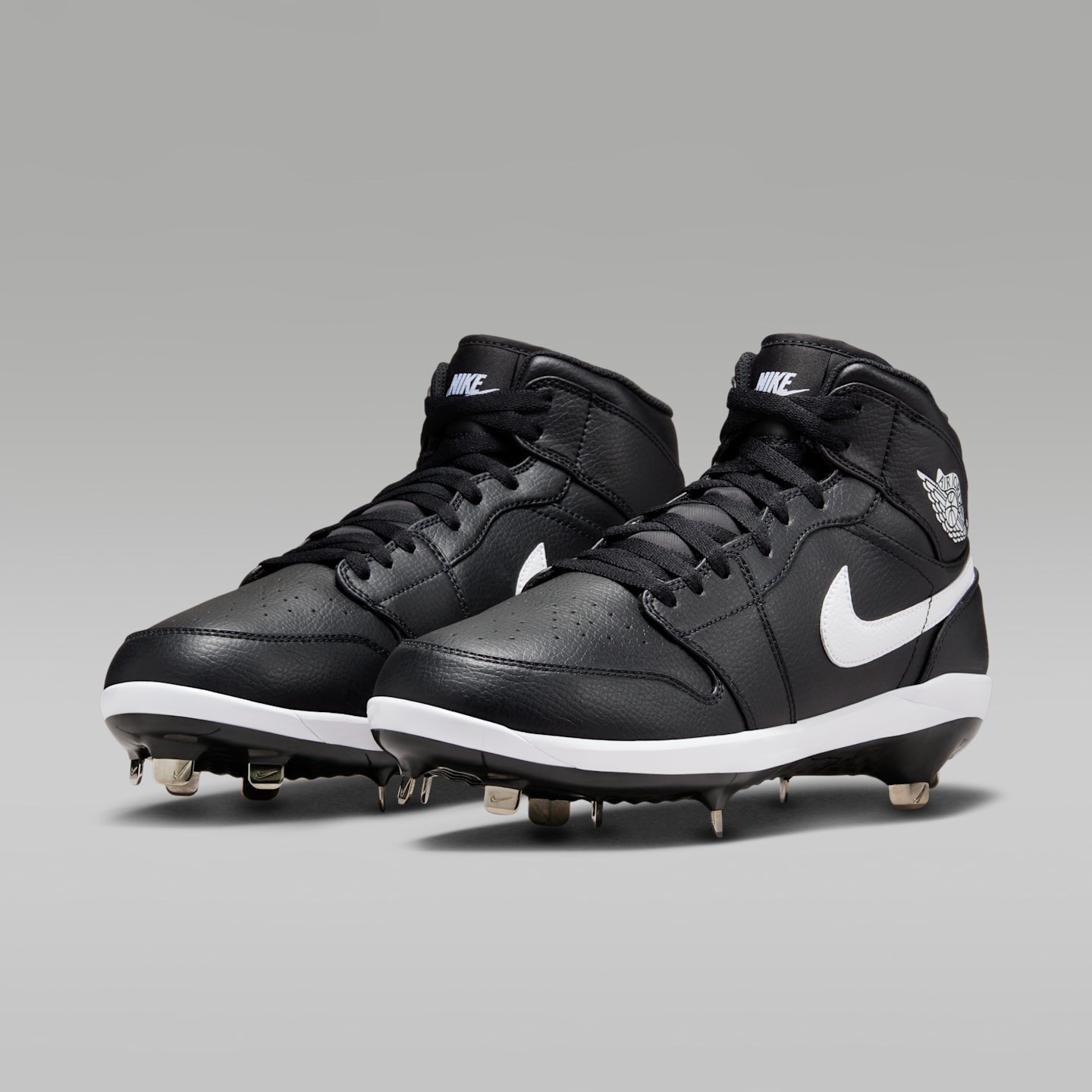 Мужские бутсы Jordan 1 Retro Metal Baseball Cleats, цвет: Чёрный / Белый — фото 5