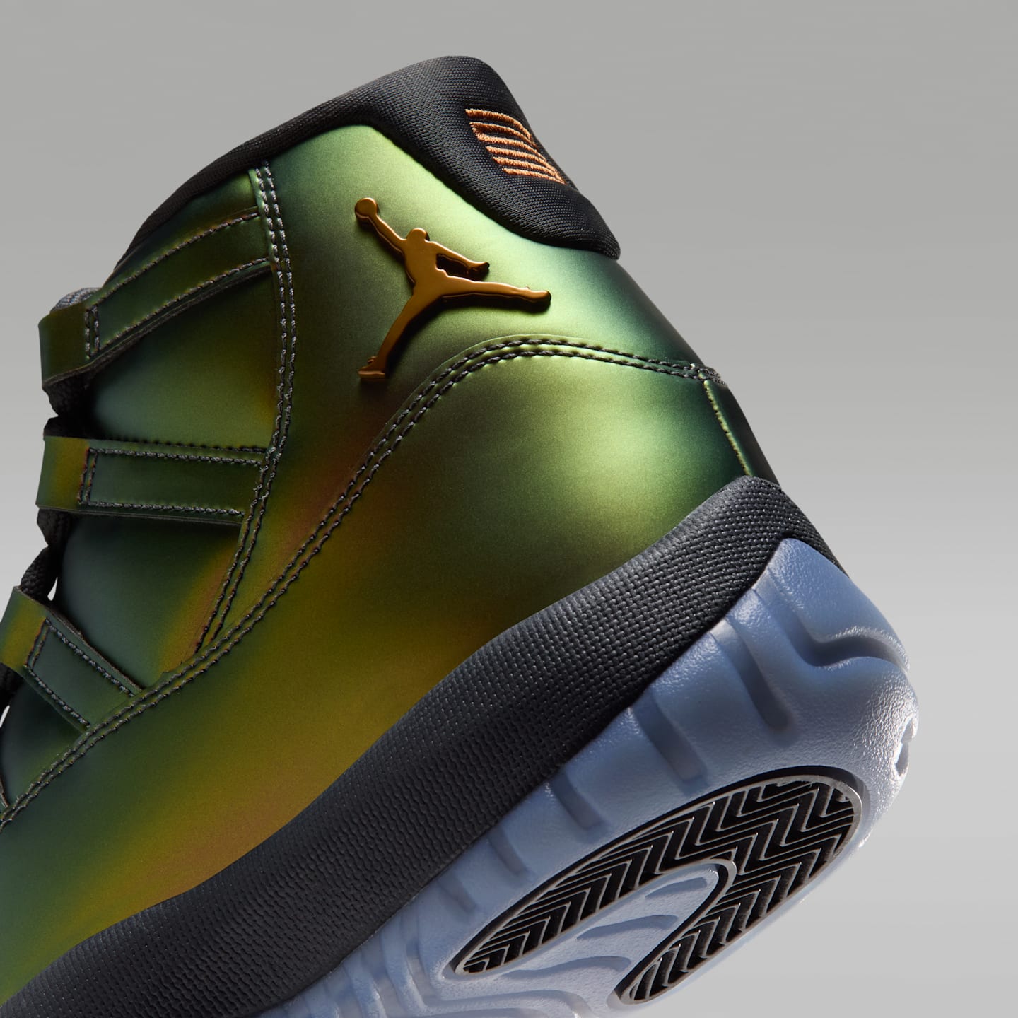 Женские кроссовки Air Jordan 11 Retro "Magic Ball", цвет: Рыжевато-коричневый / Серебряный — фото 9