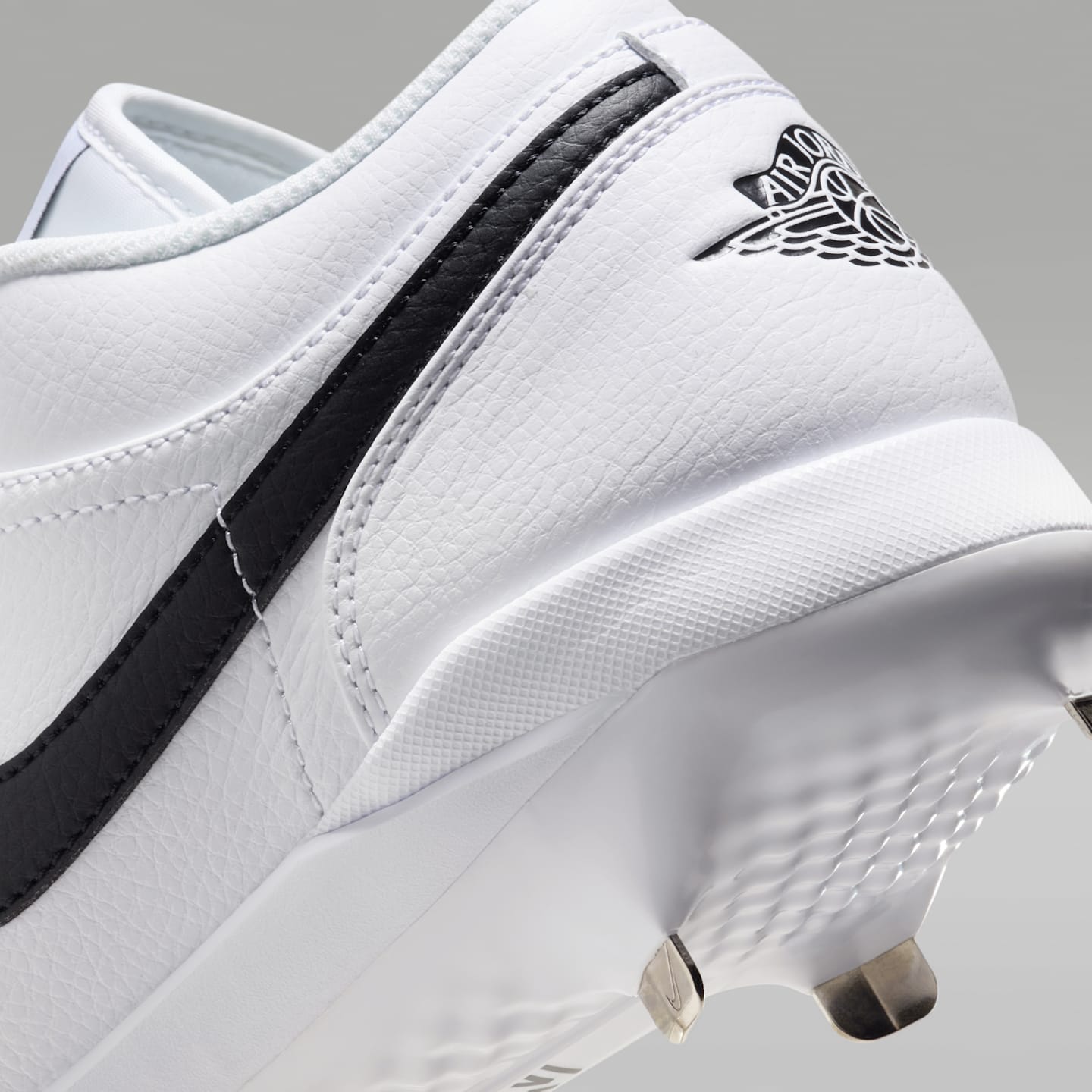 Мужские бутсы Jordan 1 Retro Low Metal Baseball Cleats, цвет: Белый / Чёрный — фото 9