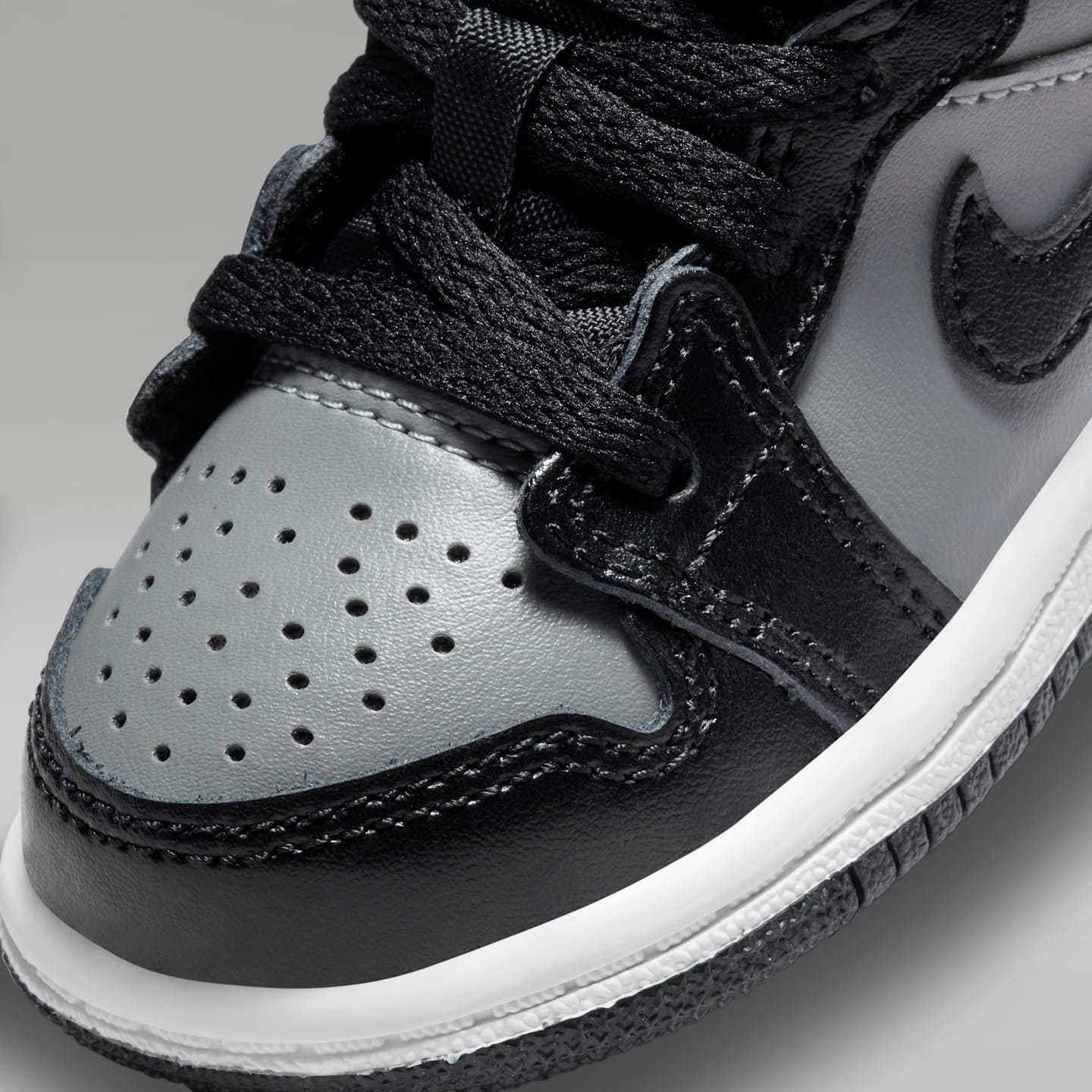 Детские кроссовки Jordan 1 Mid Infant/Toddler Shoes, цвет: Чёрный / Серый — фото 7