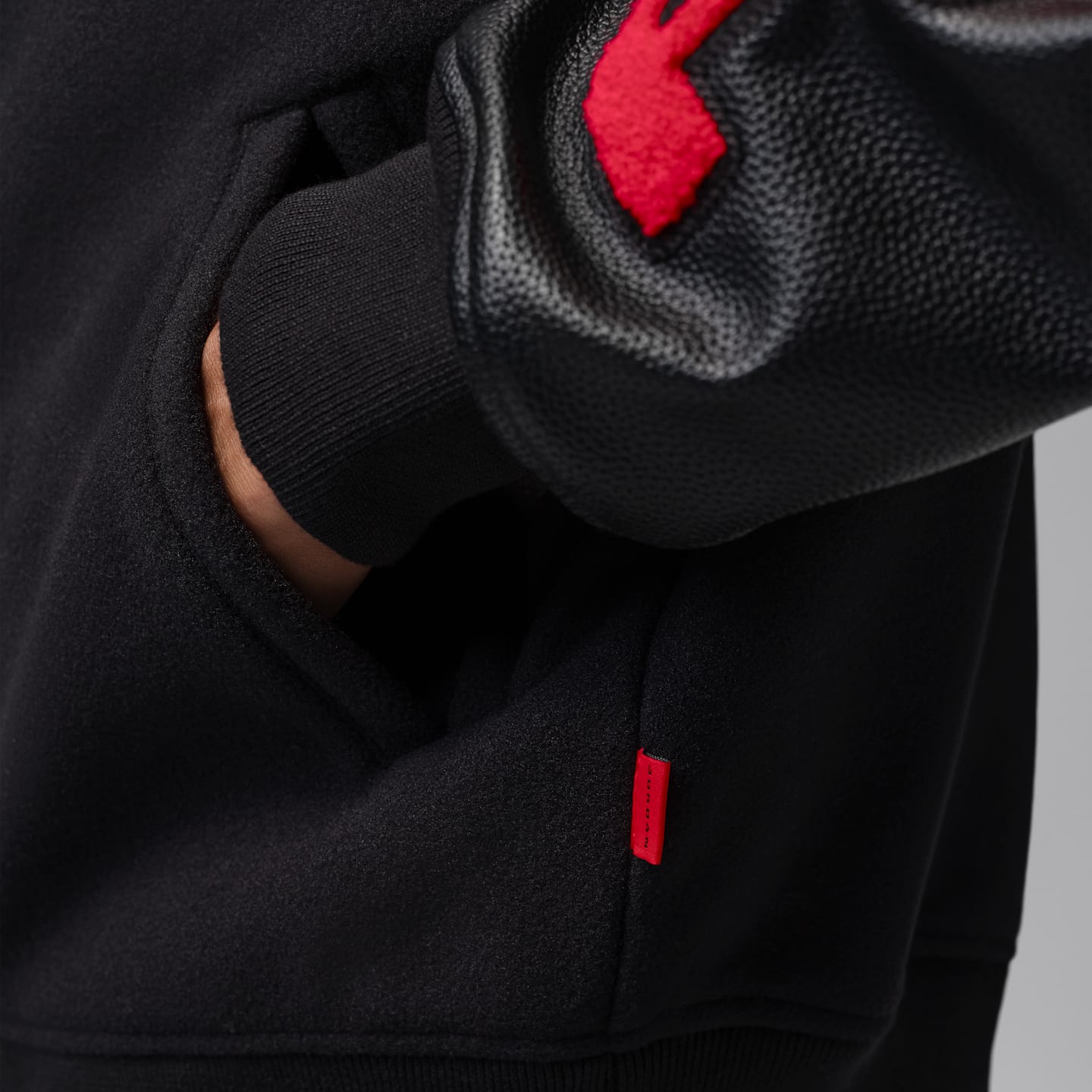 Мужская куртка Jordan Flight Varsity, цвет: Чёрный / Красный — фото 7