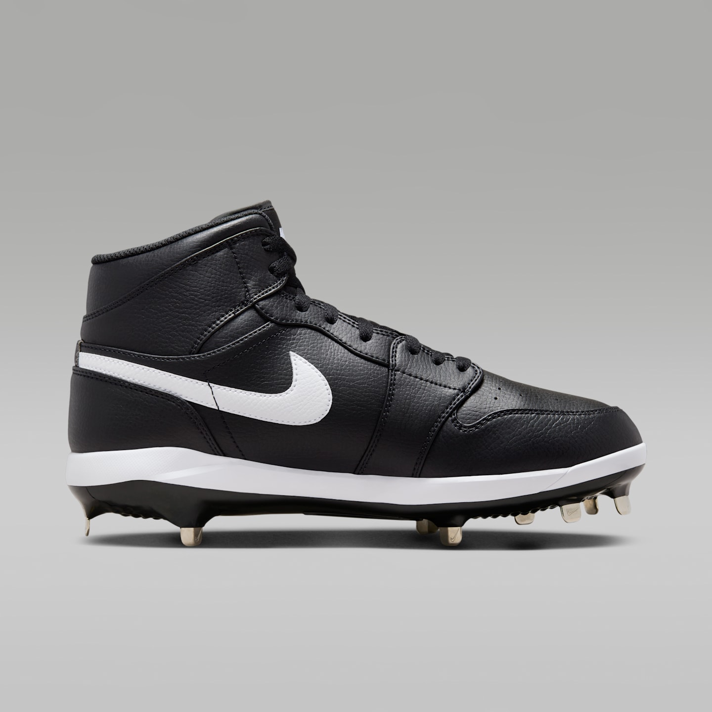 Мужские бутсы Jordan 1 Retro Metal Baseball Cleats, цвет: Чёрный / Белый — фото 3