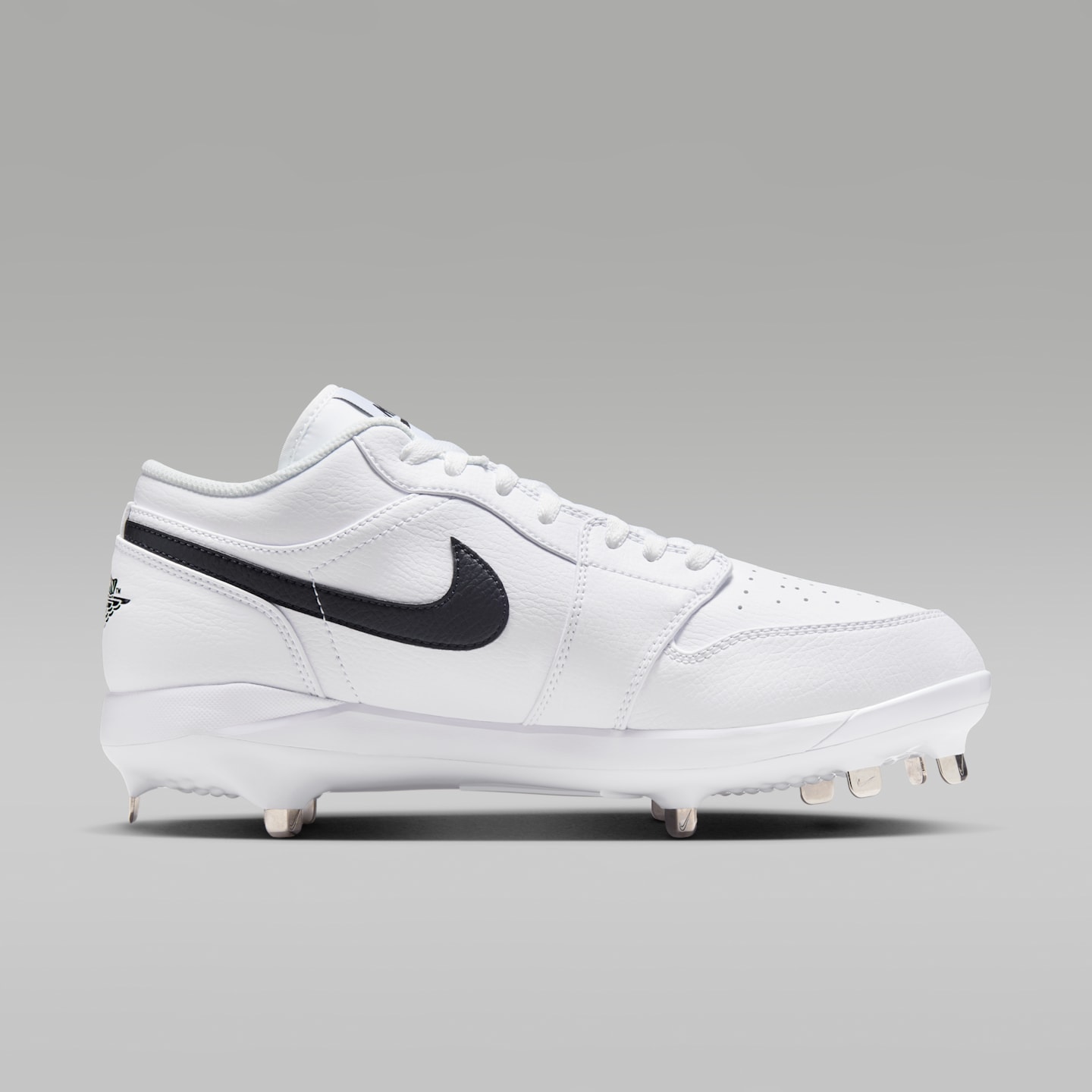 Мужские бутсы Jordan 1 Retro Low Metal Baseball Cleats, цвет: Белый / Чёрный — фото 3