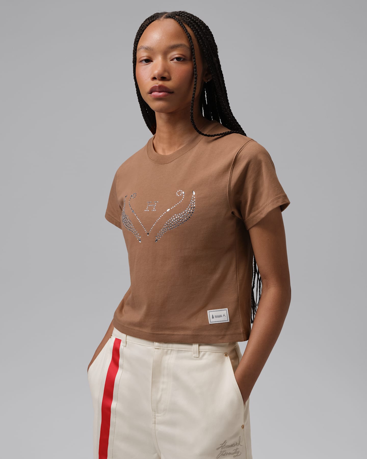 Женская футболка Jordan Brooklyn x Howard University Girlfriend с принтом, цвет: Коричневый / Красный — фото 7