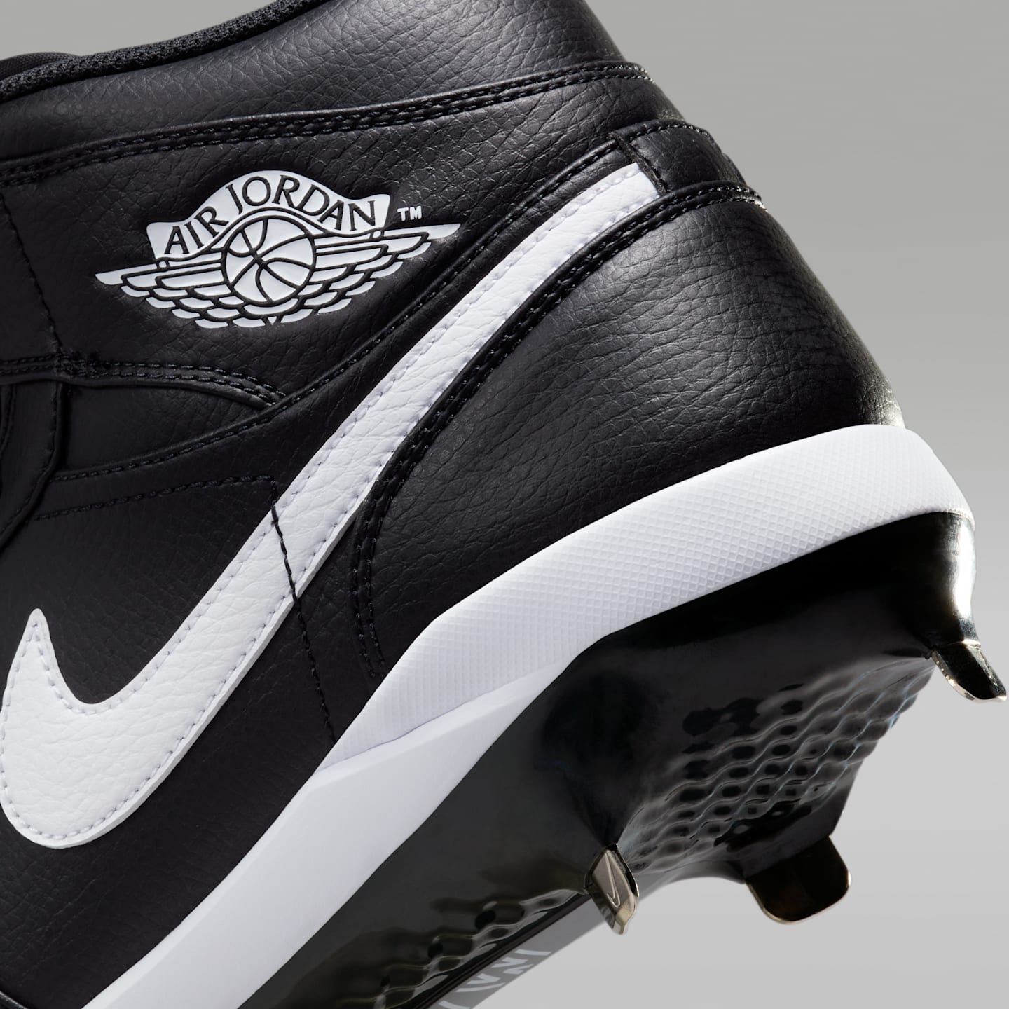 Мужские бутсы Jordan 1 Retro Metal Baseball Cleats, цвет: Чёрный / Белый — фото 9