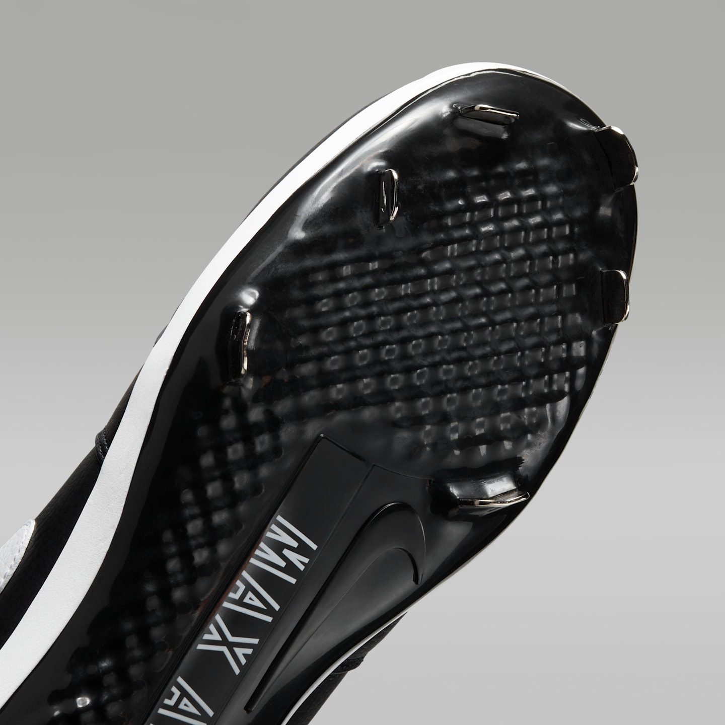 Мужские бутсы Jordan 1 Retro Metal Baseball Cleats, цвет: Чёрный / Белый — фото 7