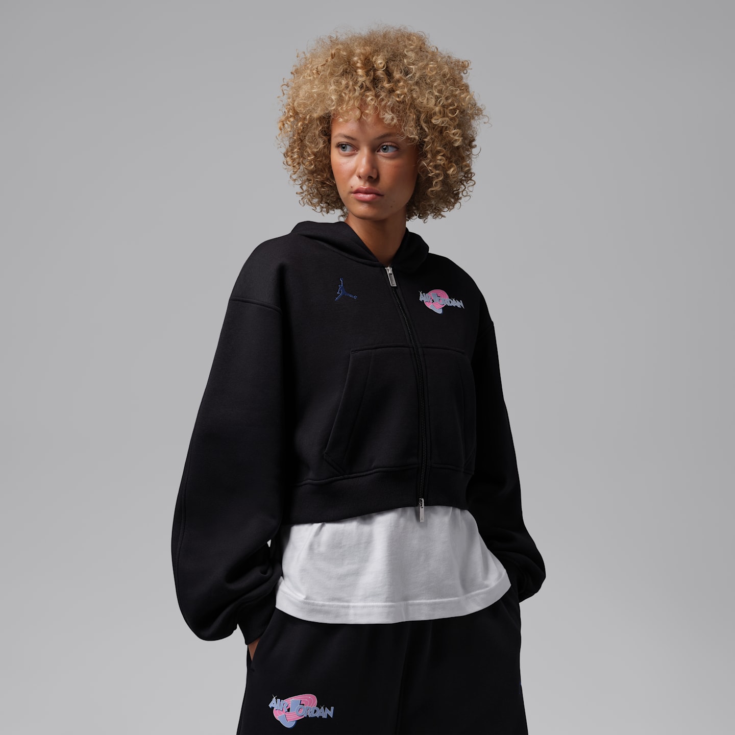 Женское худи Jordan Brooklyn Space Jam Fleece Full-Zip Cropped, цвет: Чёрный / Королевский синий — фото 2