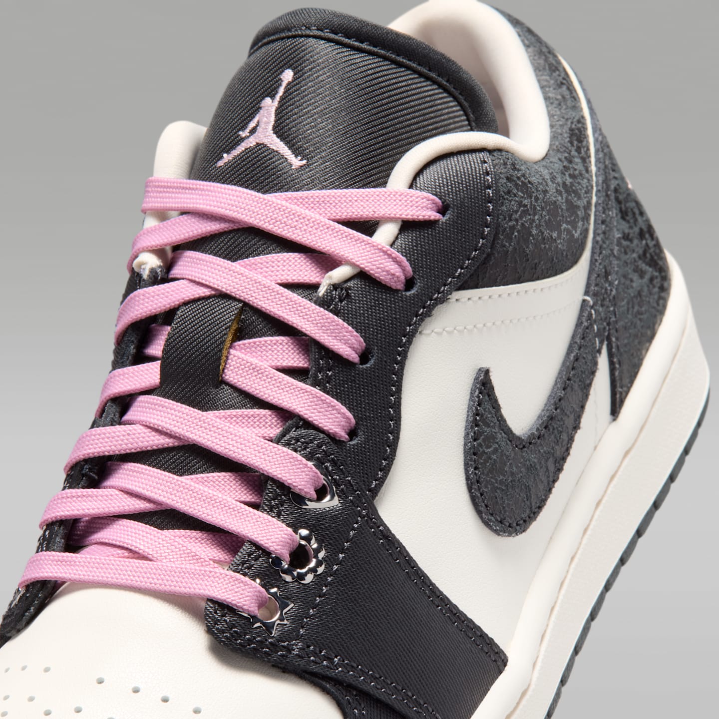Женские кроссовки Jordan Air Jordan 1 Low SE, цвет: Антрацитовый / Молочный — фото 7