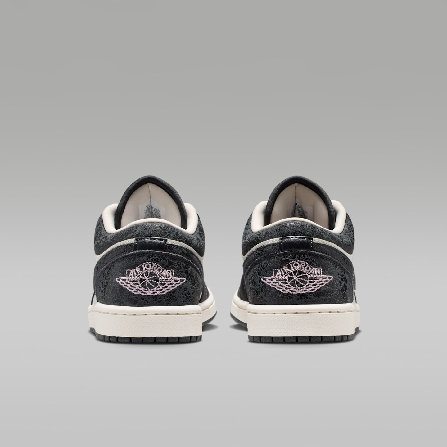 Женские кроссовки Jordan Air Jordan 1 Low SE, цвет: Антрацитовый / Молочный — фото 6