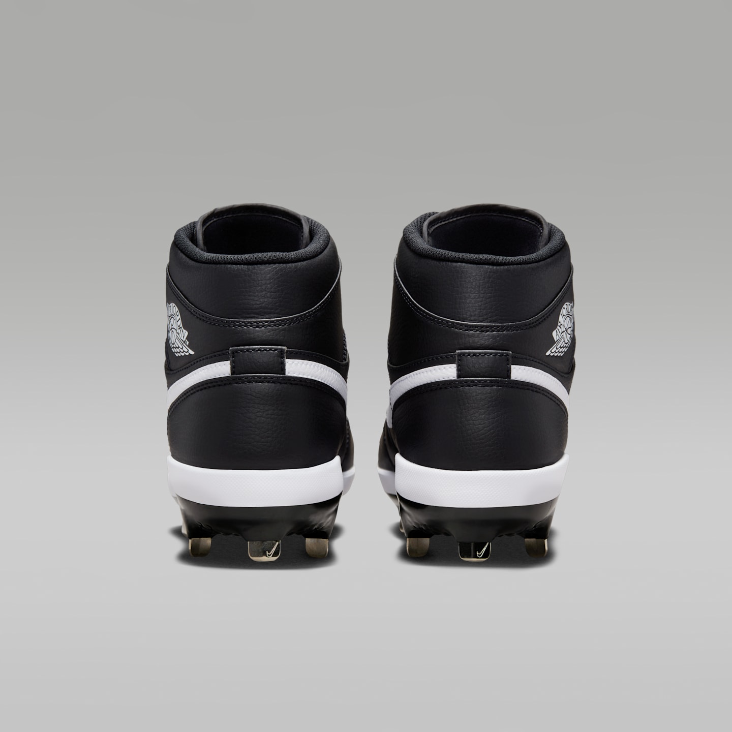 Мужские бутсы Jordan 1 Retro Metal Baseball Cleats, цвет: Чёрный / Белый — фото 6