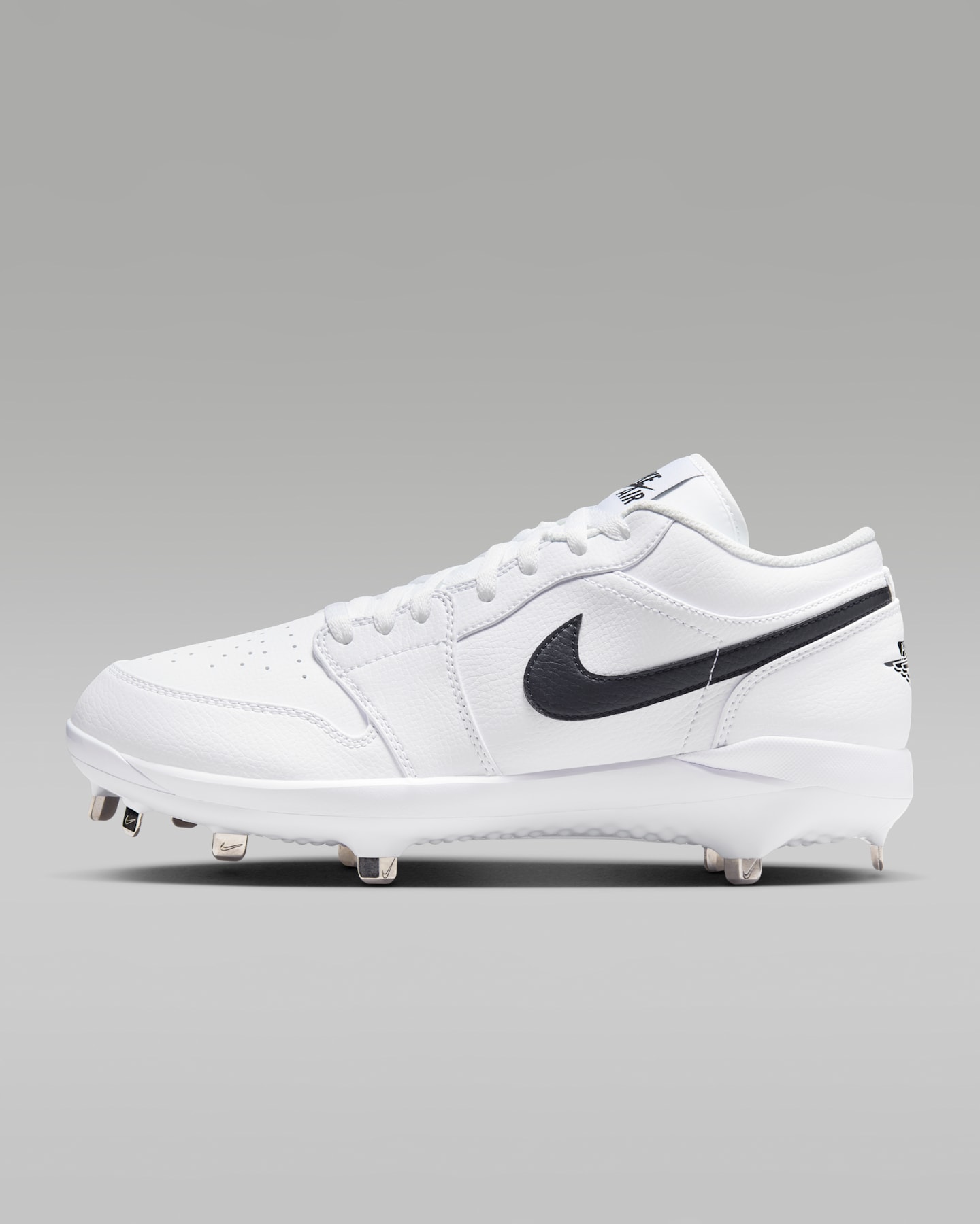 Мужские бутсы Jordan 1 Retro Low Metal Baseball Cleats, цвет: Белый / Чёрный — фото 10