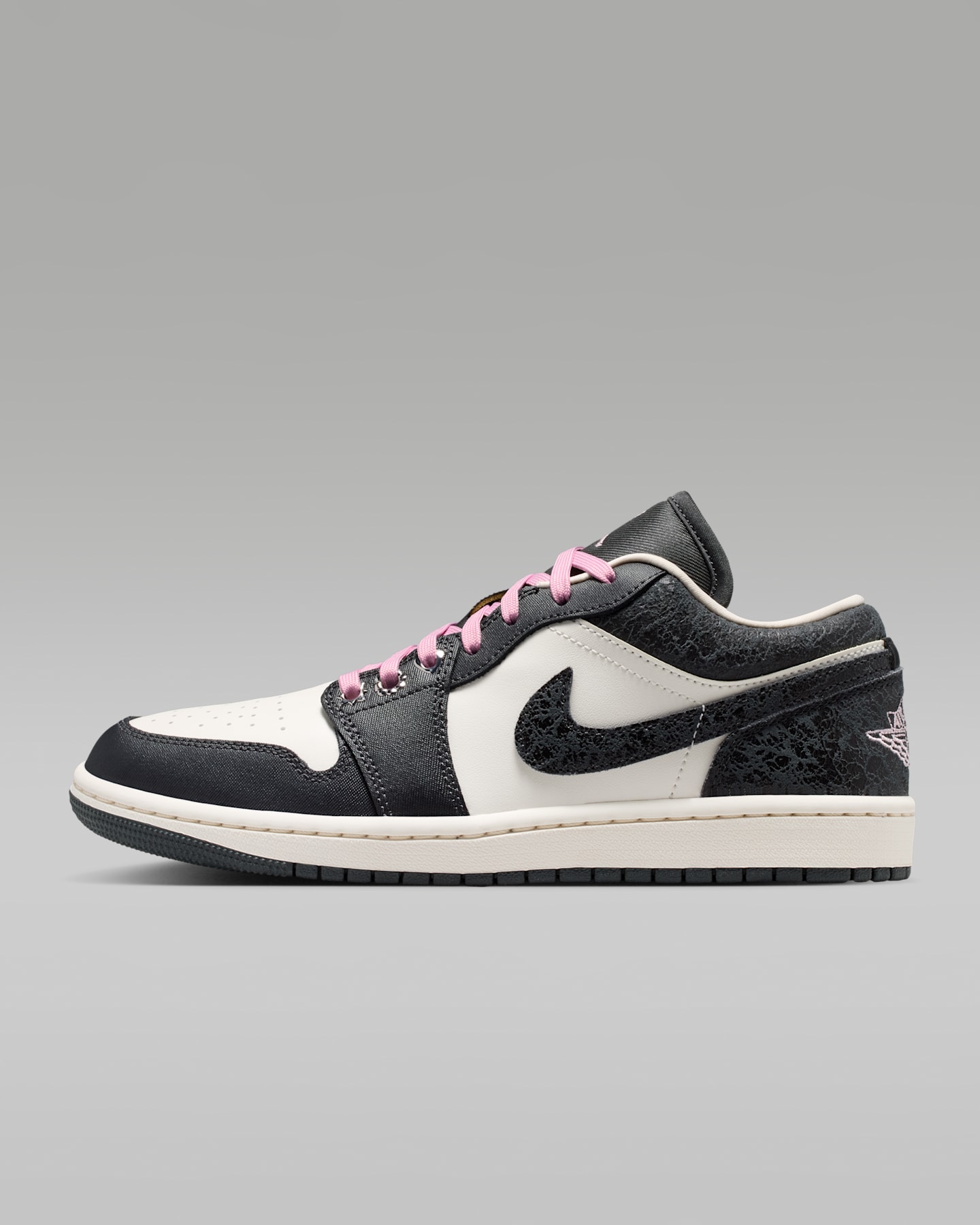 Женские кроссовки Jordan Air Jordan 1 Low SE, цвет: Антрацитовый / Молочный — фото 10