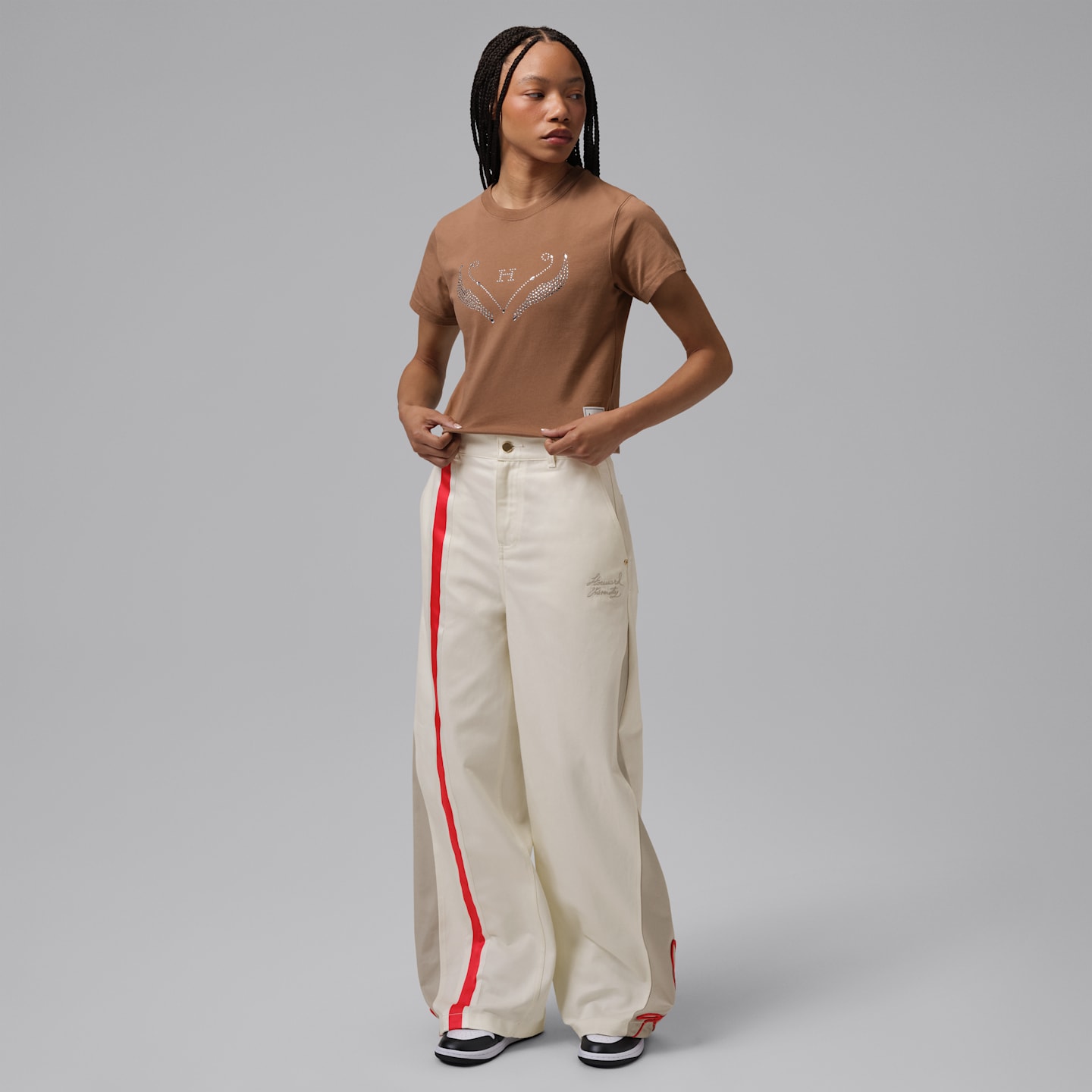 Женская футболка Jordan Brooklyn x Howard University Girlfriend с принтом, цвет: Коричневый / Красный — фото 6