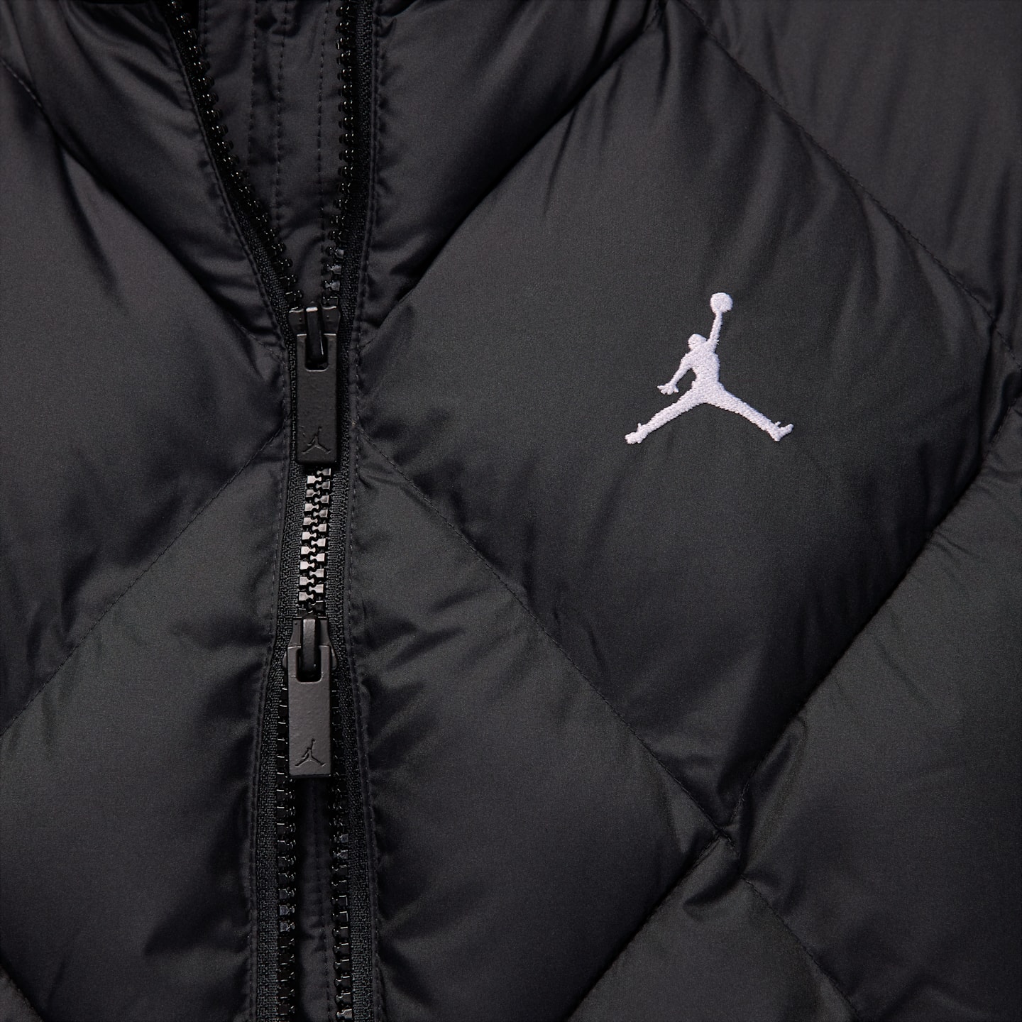 Женский стёганый пуховый жилет Jordan Brooklyn Therma-FIT, цвет: Чёрный / Белый — фото 4