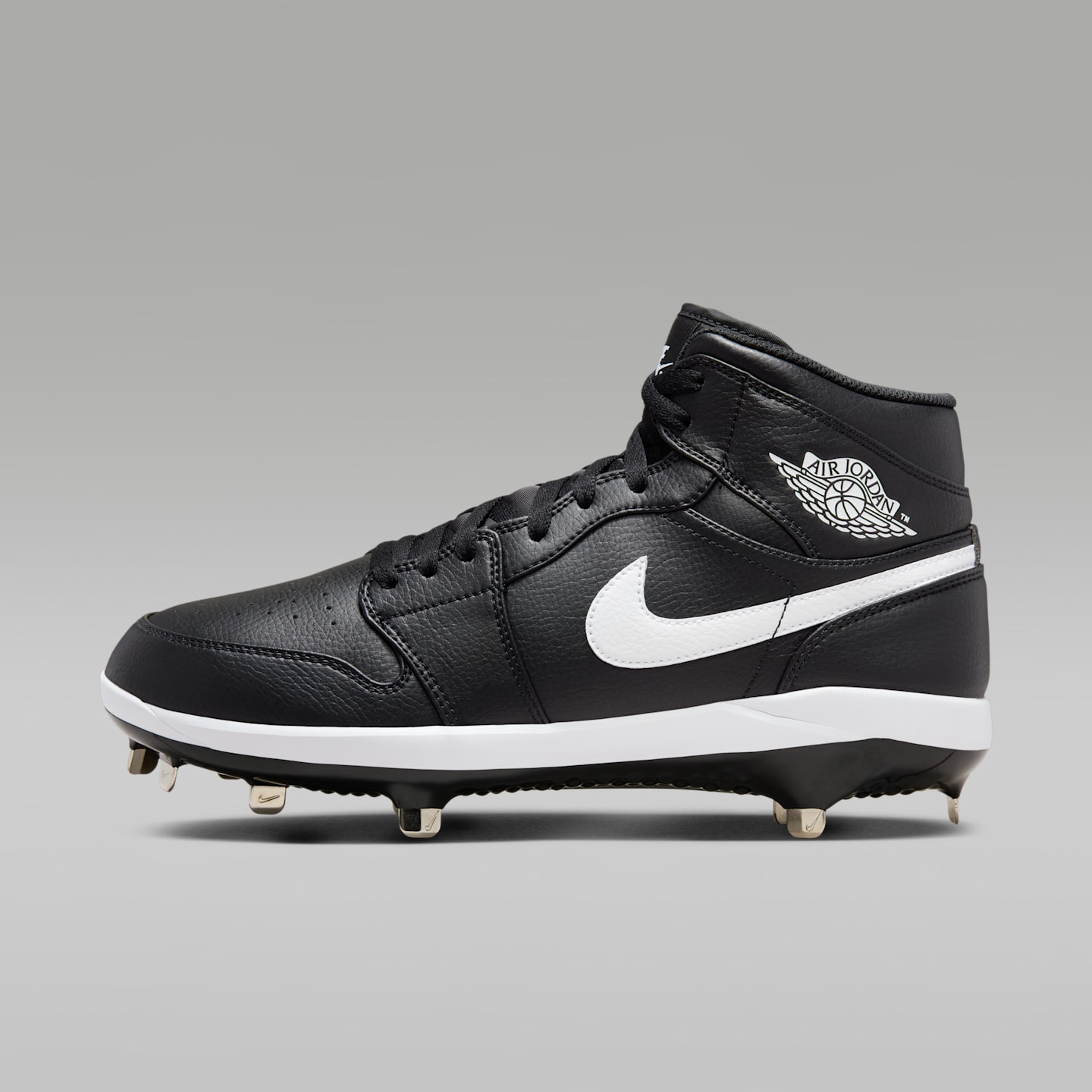 Мужские бутсы Jordan 1 Retro Metal Baseball Cleats, цвет: Чёрный / Белый — фото 1