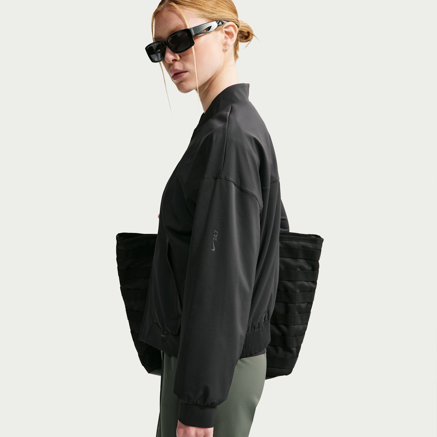 Женский бомбер оверсайз Nike 24.7 PerfectStretch Dri-FIT UV, цвет: Чёрный / Серый — фото 3