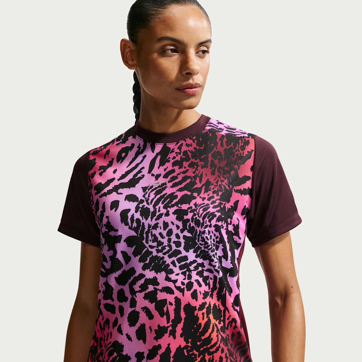 Женская футбольная футболка Nike United Academy Dri-FIT с коротким рукавом, цвет: Бордовый / Платиновый — фото 1