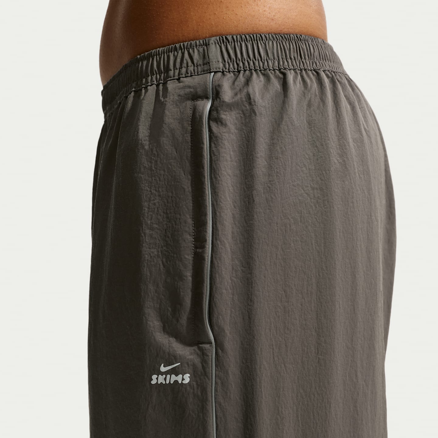 Женские брюки NikeSKIMS Crunchy Nylon Wide-Leg, цвет: Nskm Boulder — фото 7