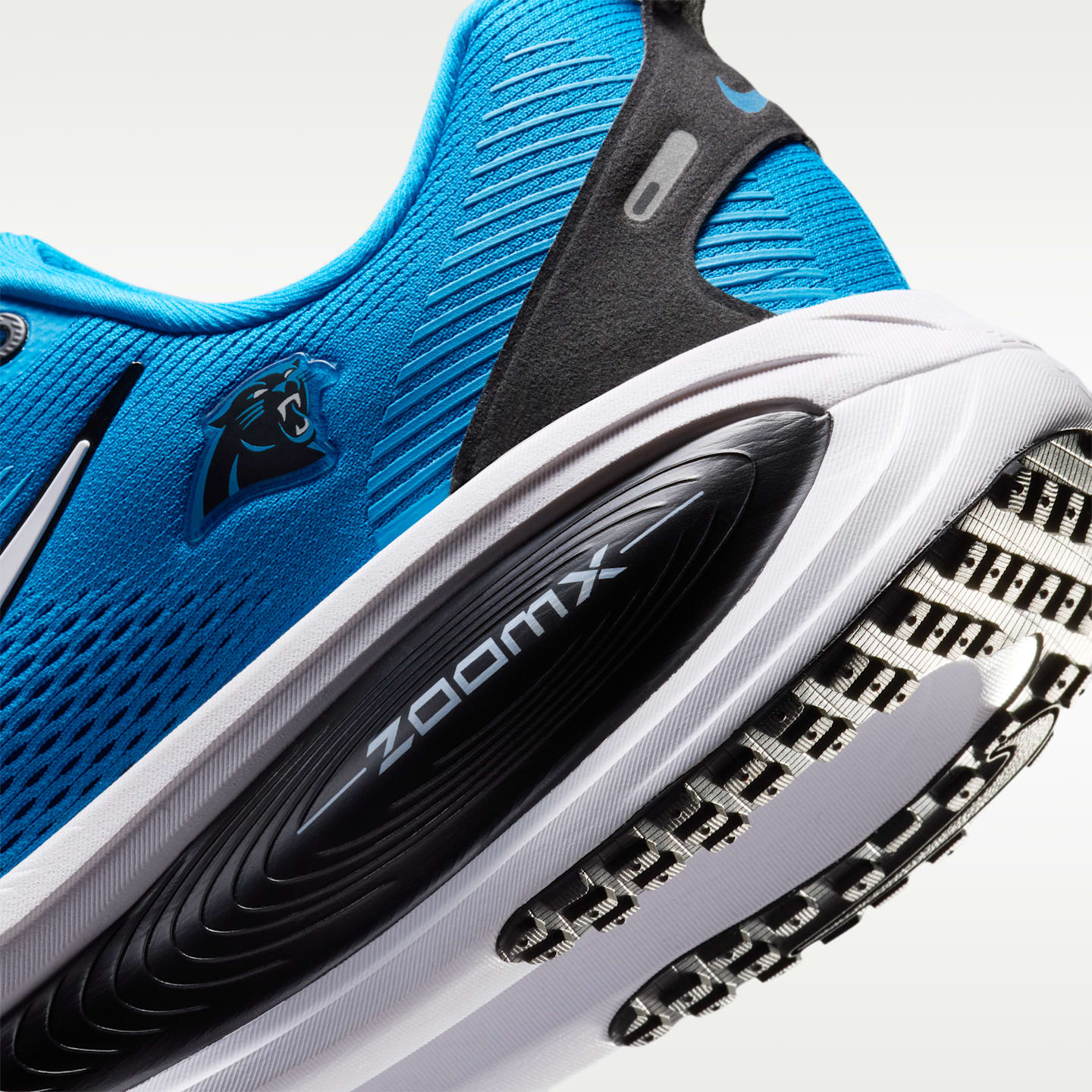 Мужские кроссовки Nike Vomero 18 (Carolina Panthers) NFL Road Running, цвет: Синий / Чёрный — фото 8