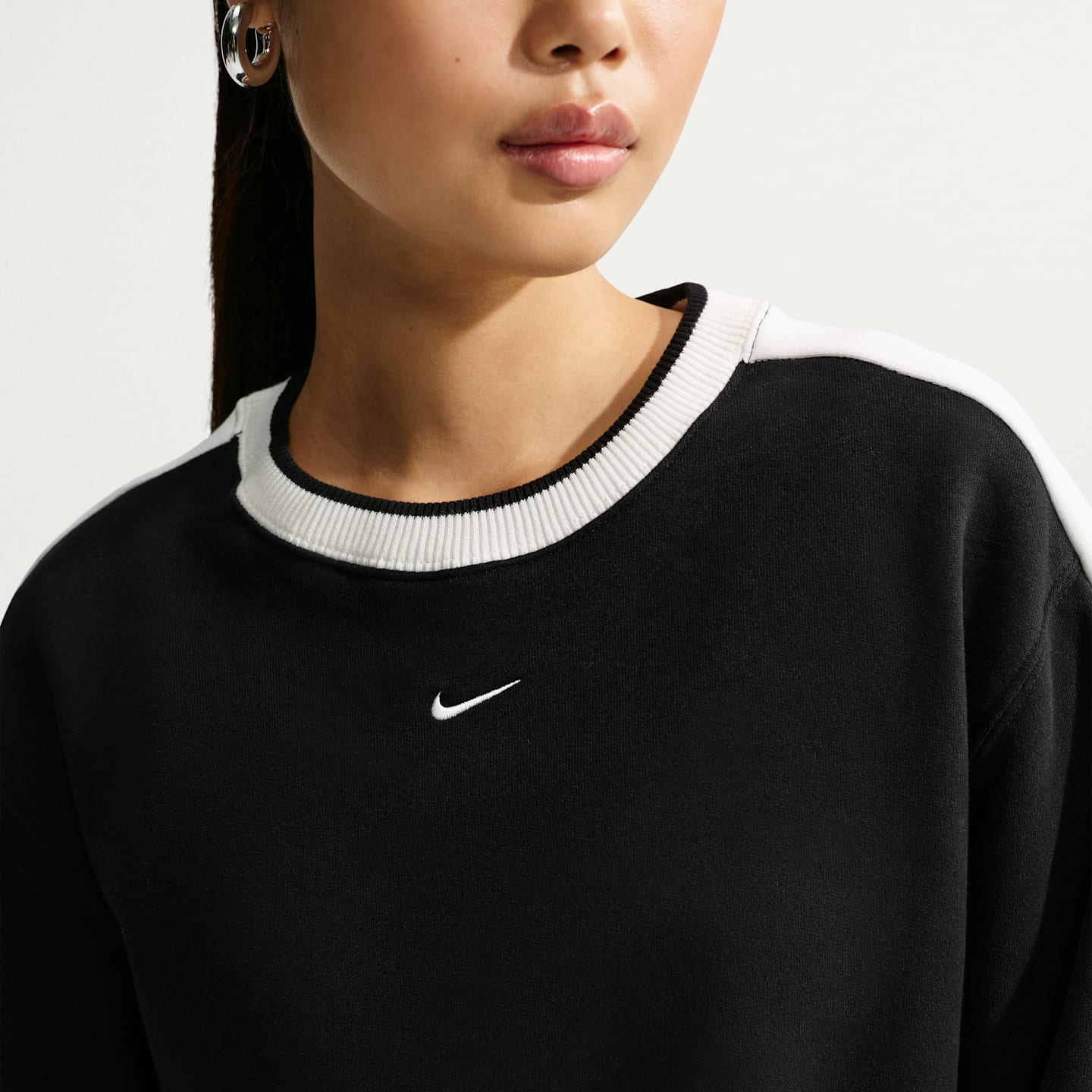 Женские толстовки Nike Studio Fleece Medium Weight Crew, цвет: Чёрный / Молочный — фото 3